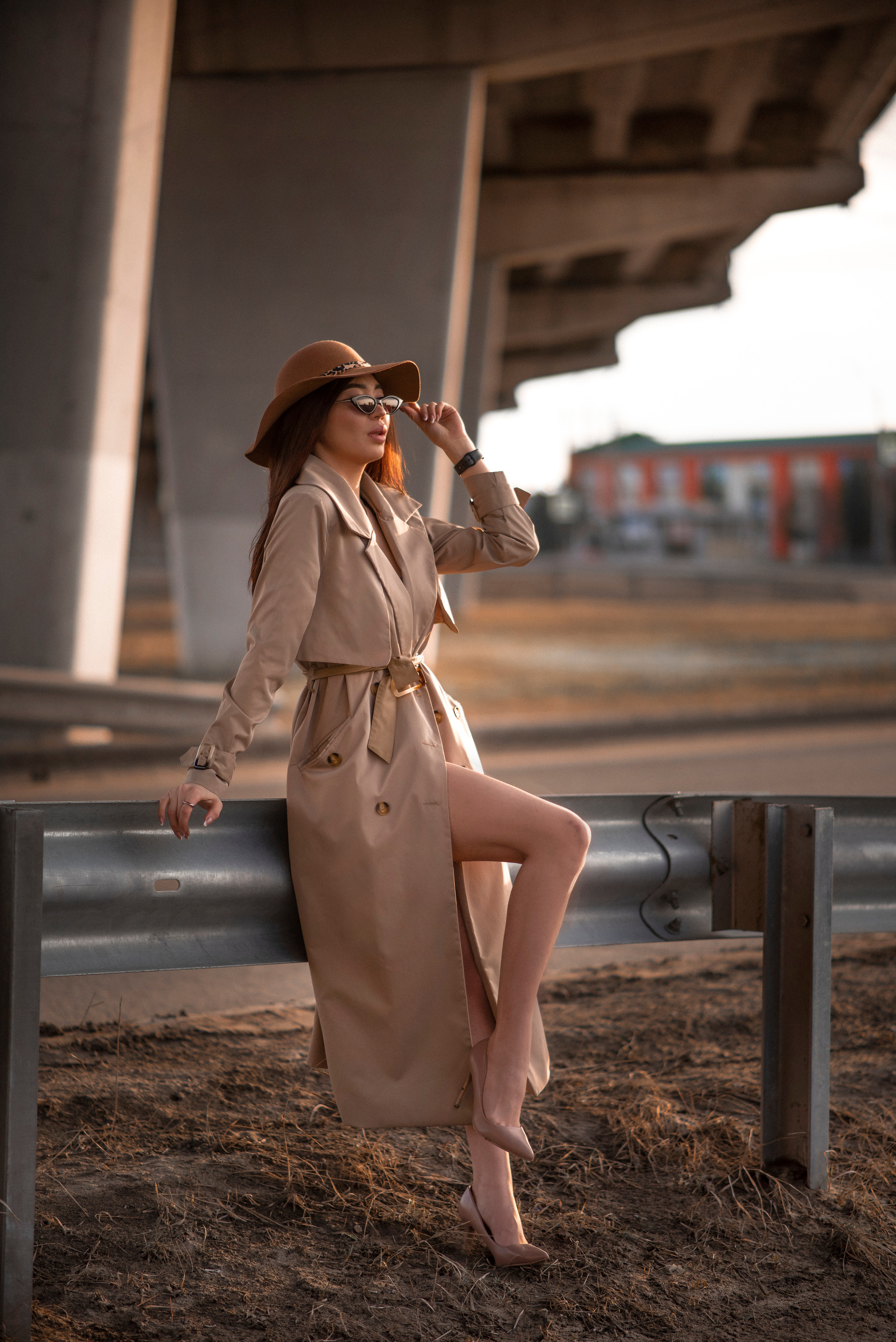 Городская фотосессия Регины на фоне автомобильного моста