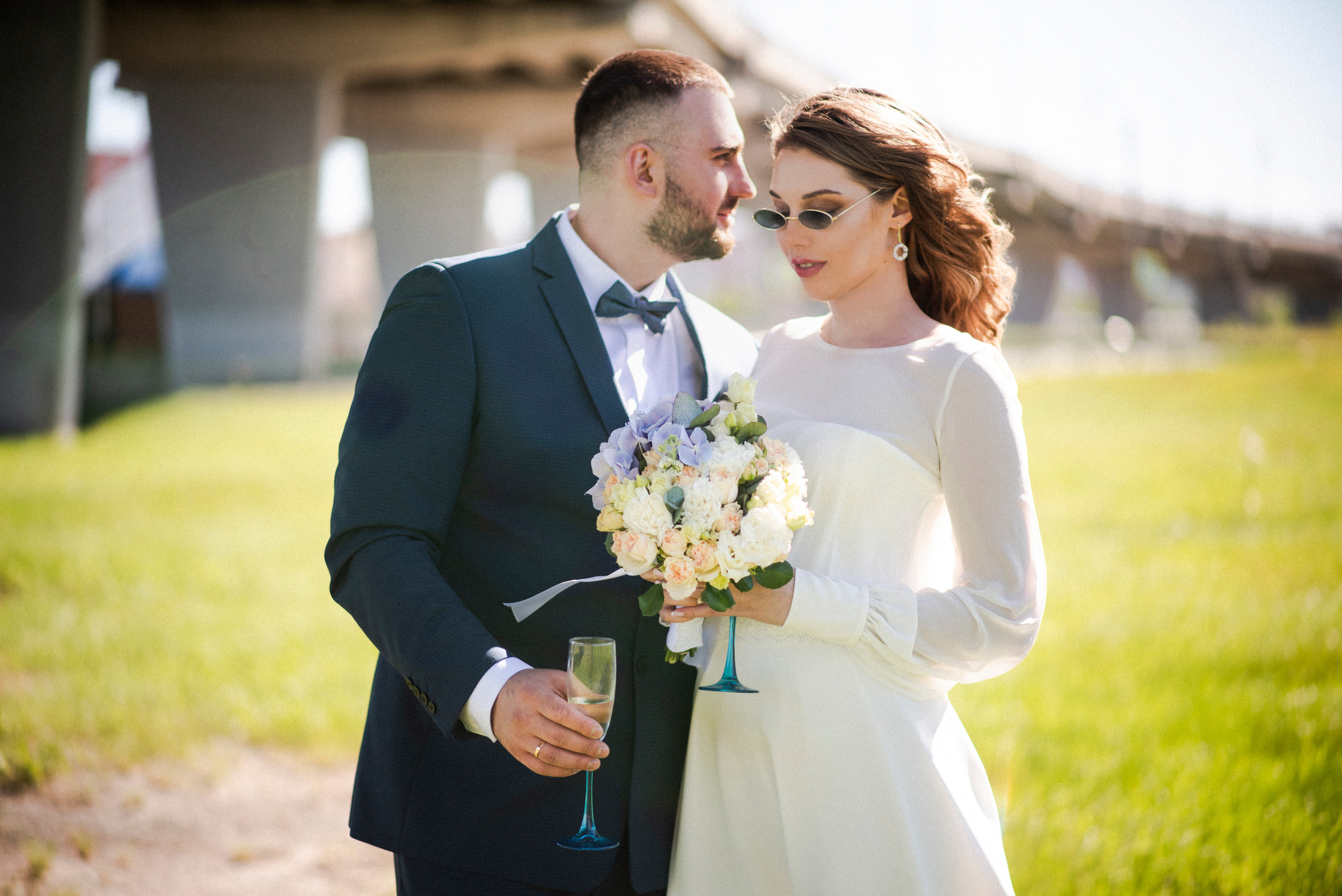 Свадебная фотосессия Елены и Александра на фоне спокойного города