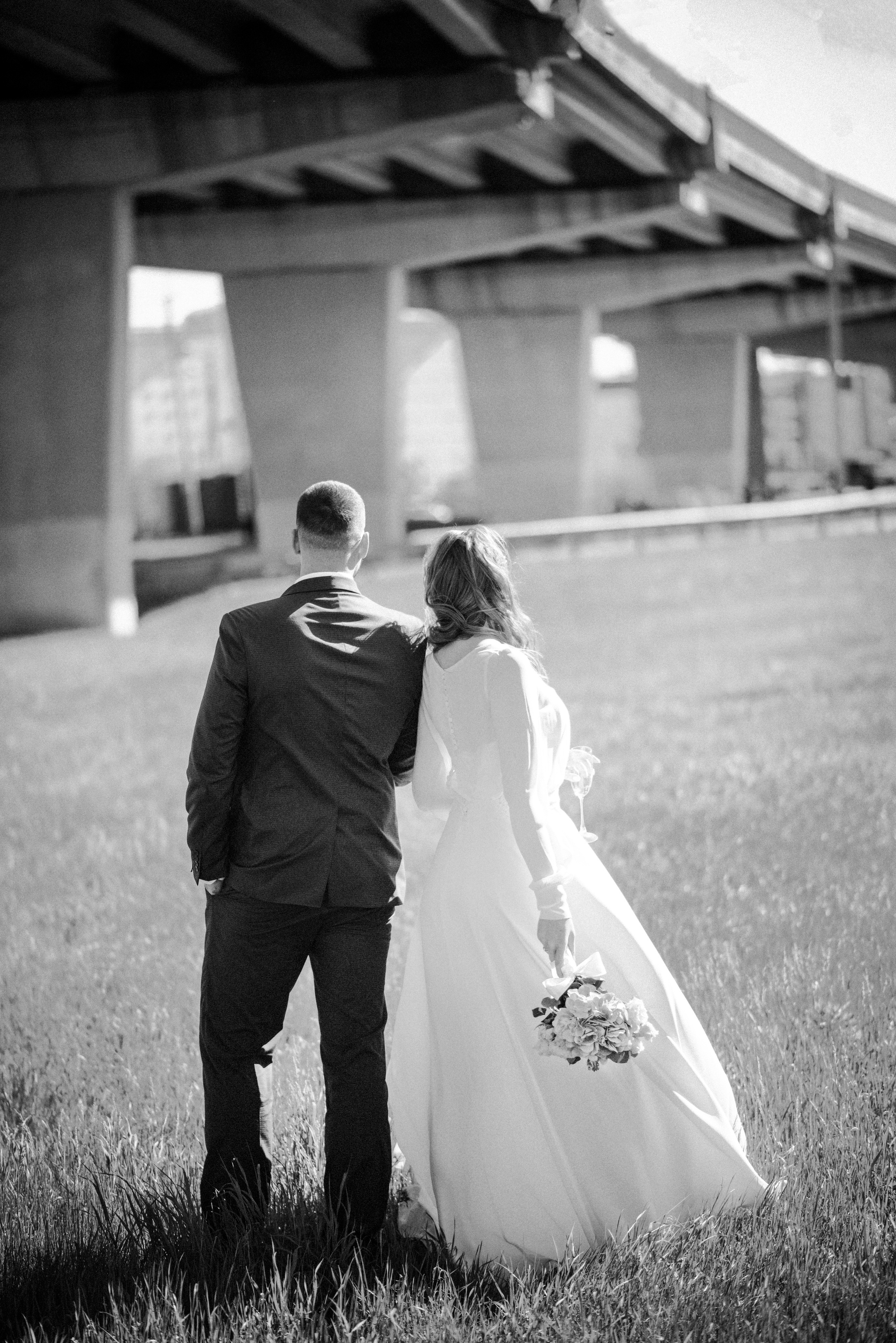 Свадебная фотосессия Елены и Александра на фоне спокойного города