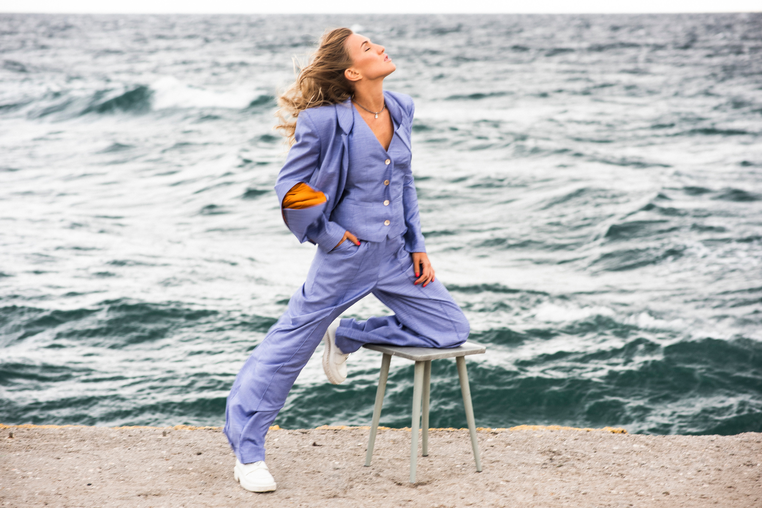 Фотосессия Алены в деловом стиле на фоне отвесных скал и моря