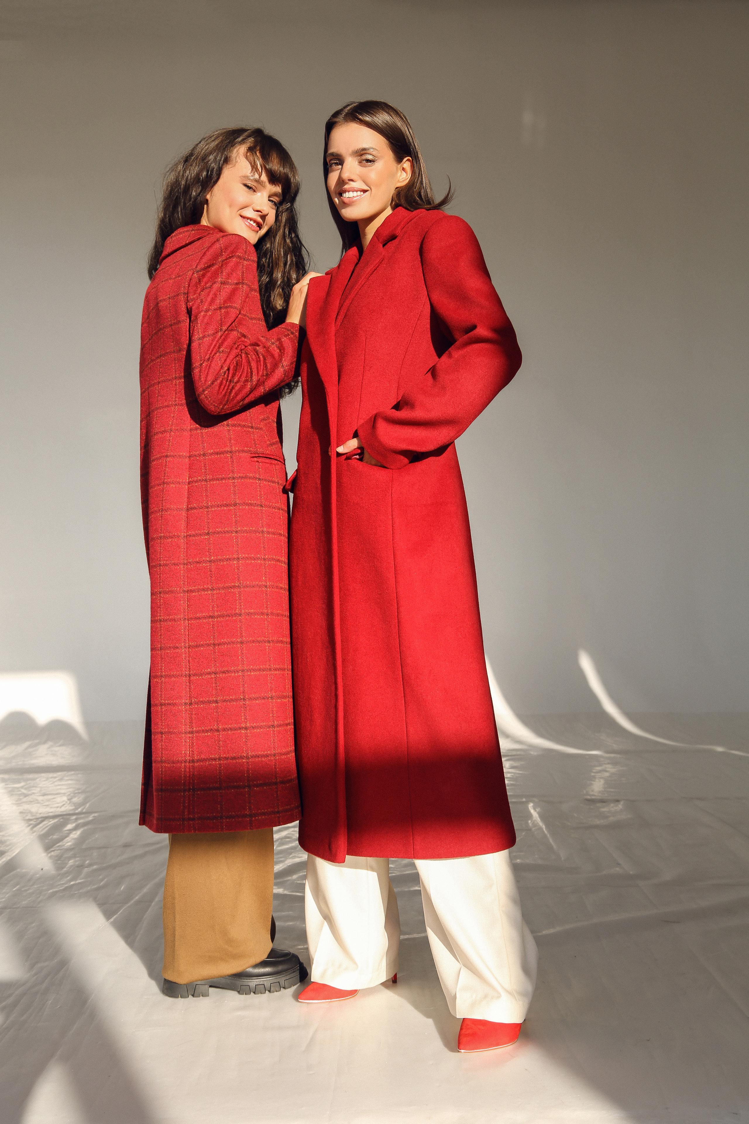 Фотосессия двух молодых дам в студии для личной коллекции