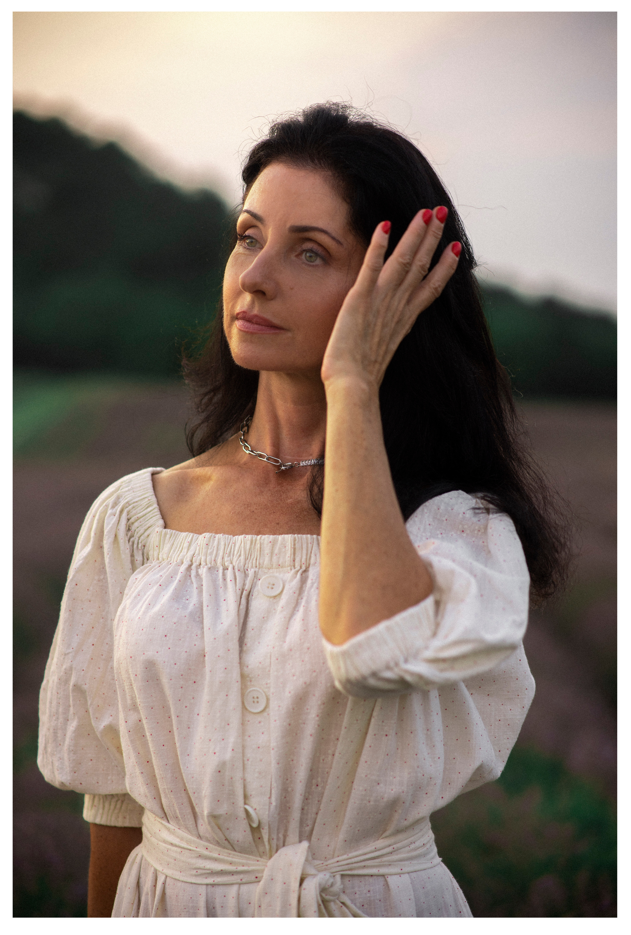 Семейная фотосьемка мамы с дочкой в лавандовом поле на закате дня