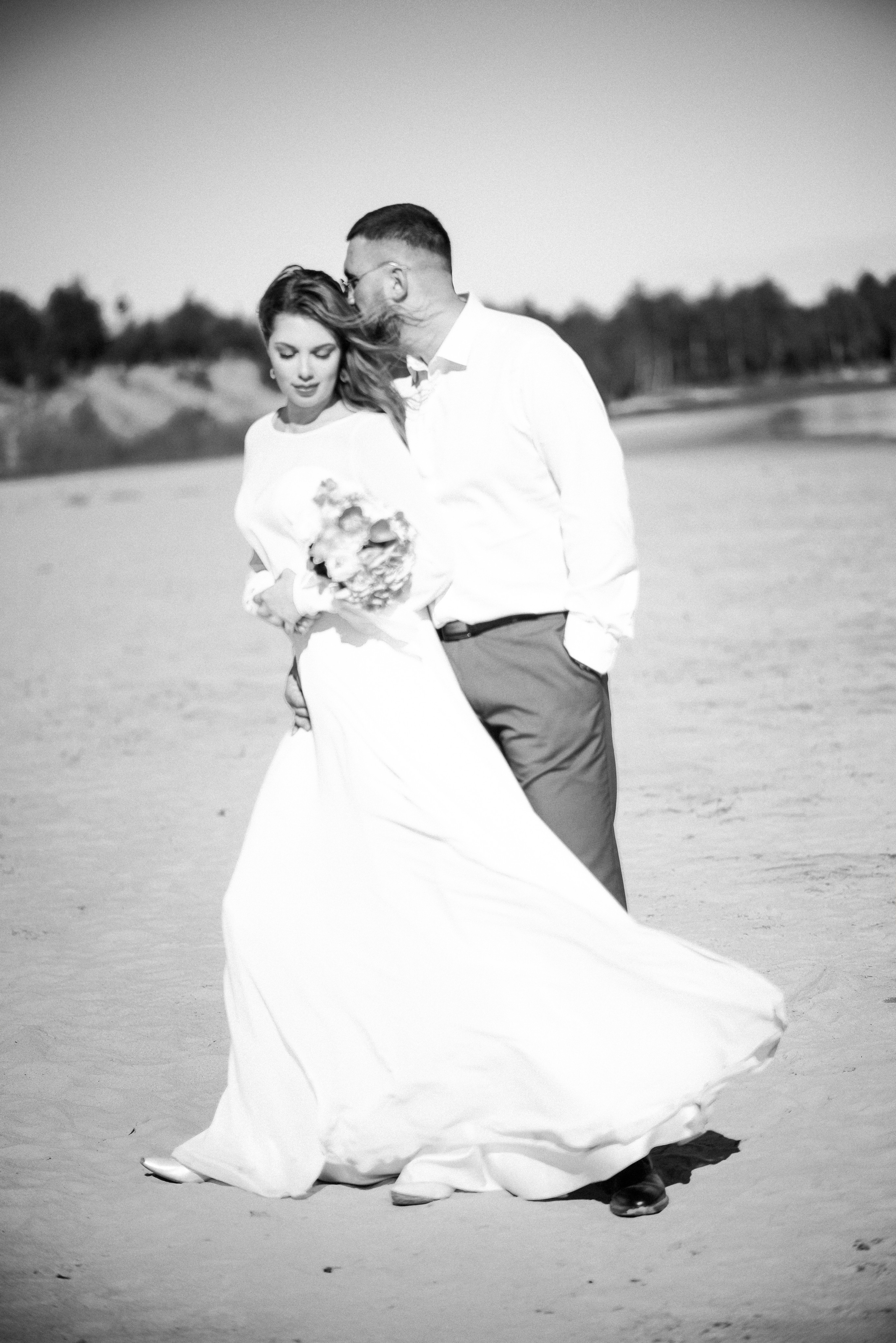 Свадебная фотосессия Елены и Александра на фоне спокойного города