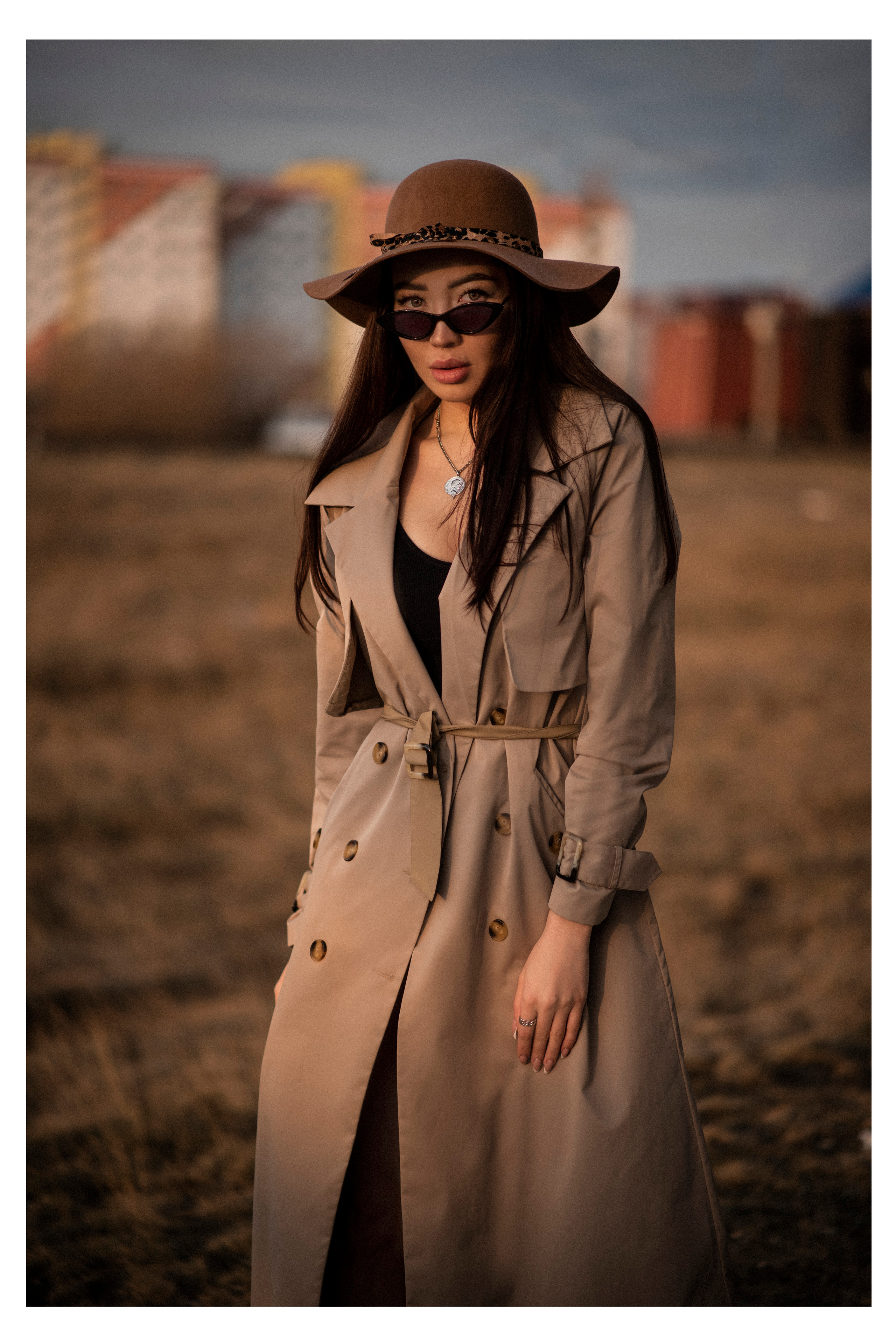 Городская фотосессия Регины на фоне автомобильного моста