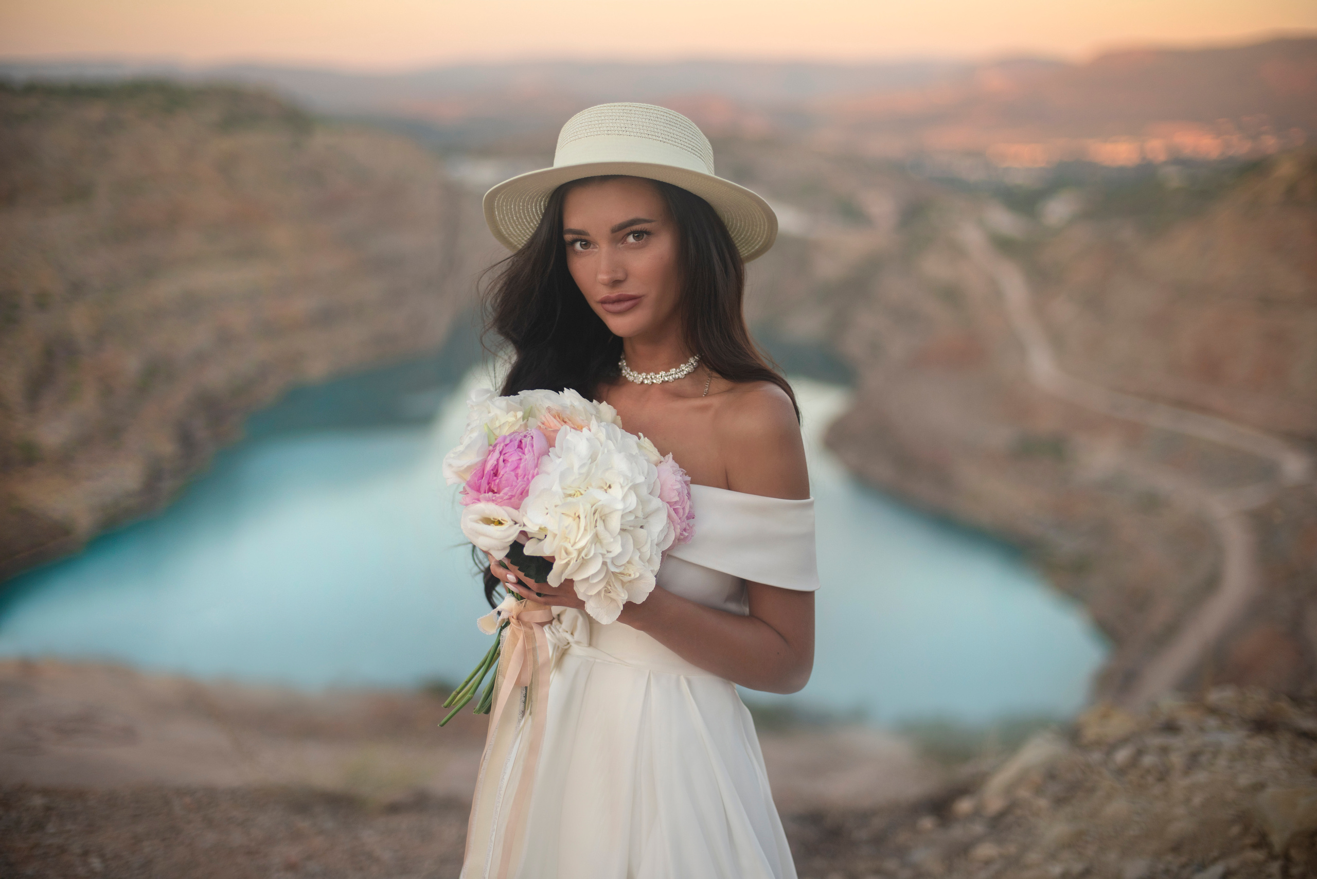 Свадебная фотосьемка на фоне живописных гор Крыма