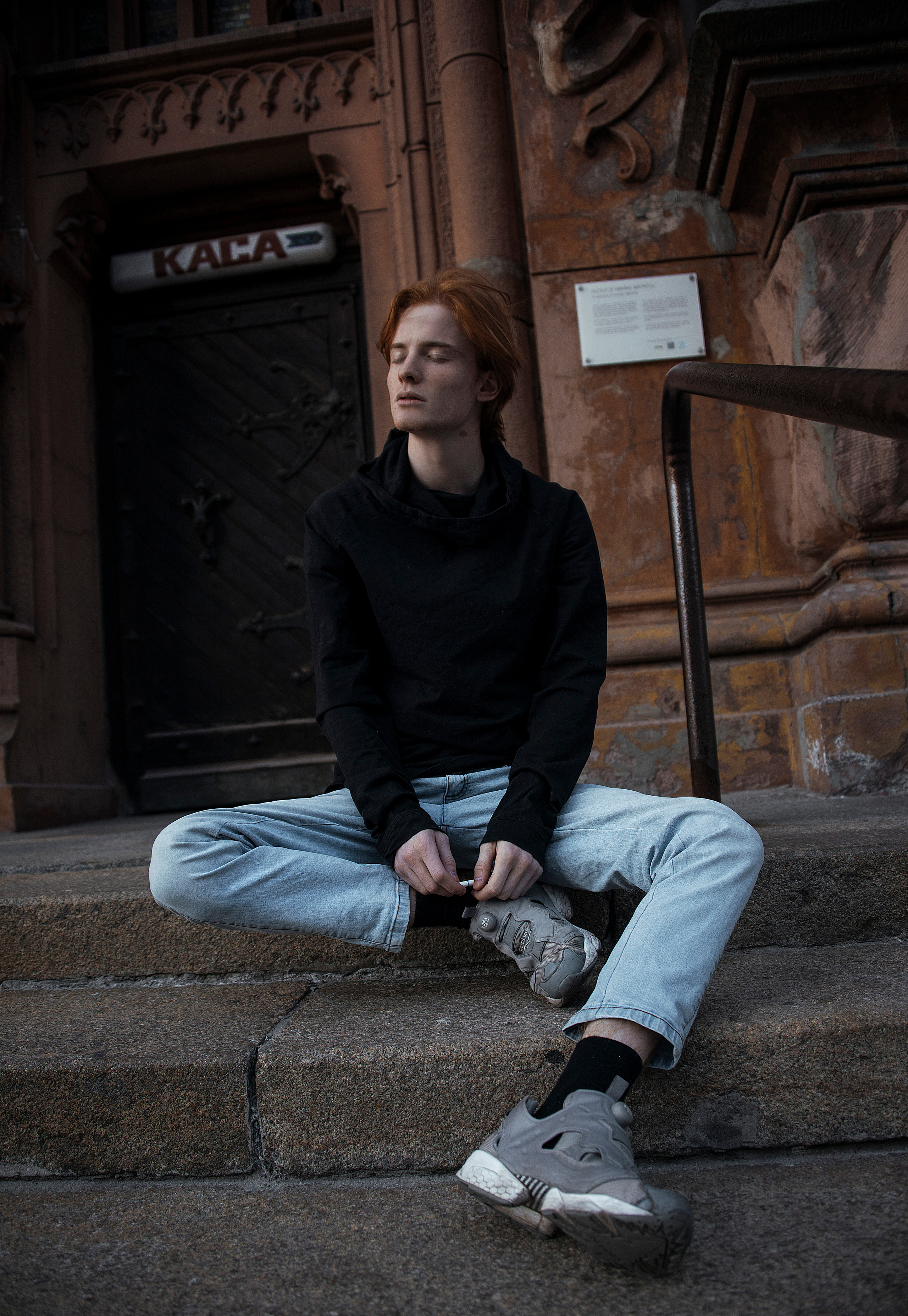 Фотосессия Егора на фоне винтажного здания на открытом воздухе