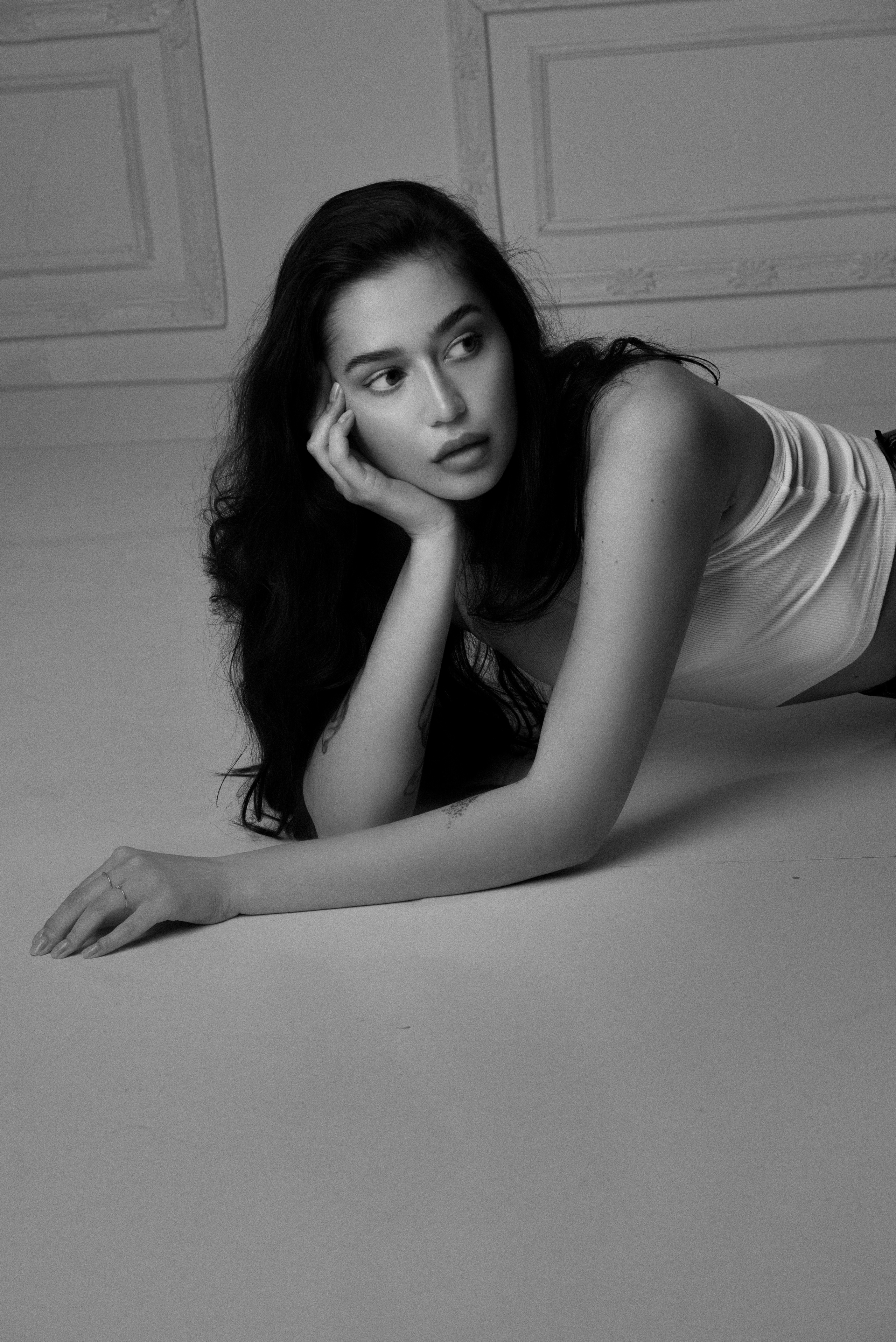 Фотосьемка девушки Лизы в студии в стиле Сепия