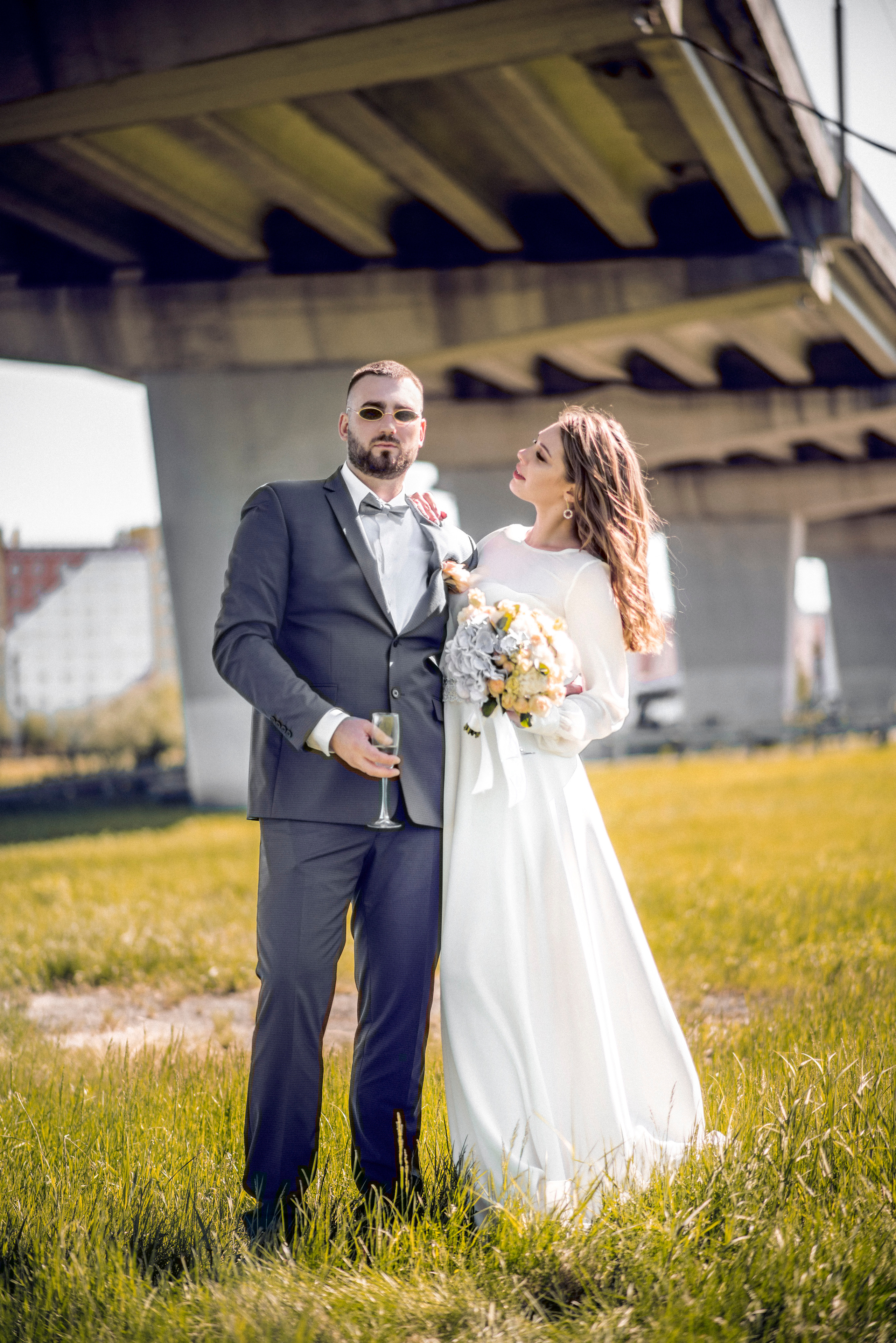 Свадебная фотосессия Елены и Александра на фоне спокойного города