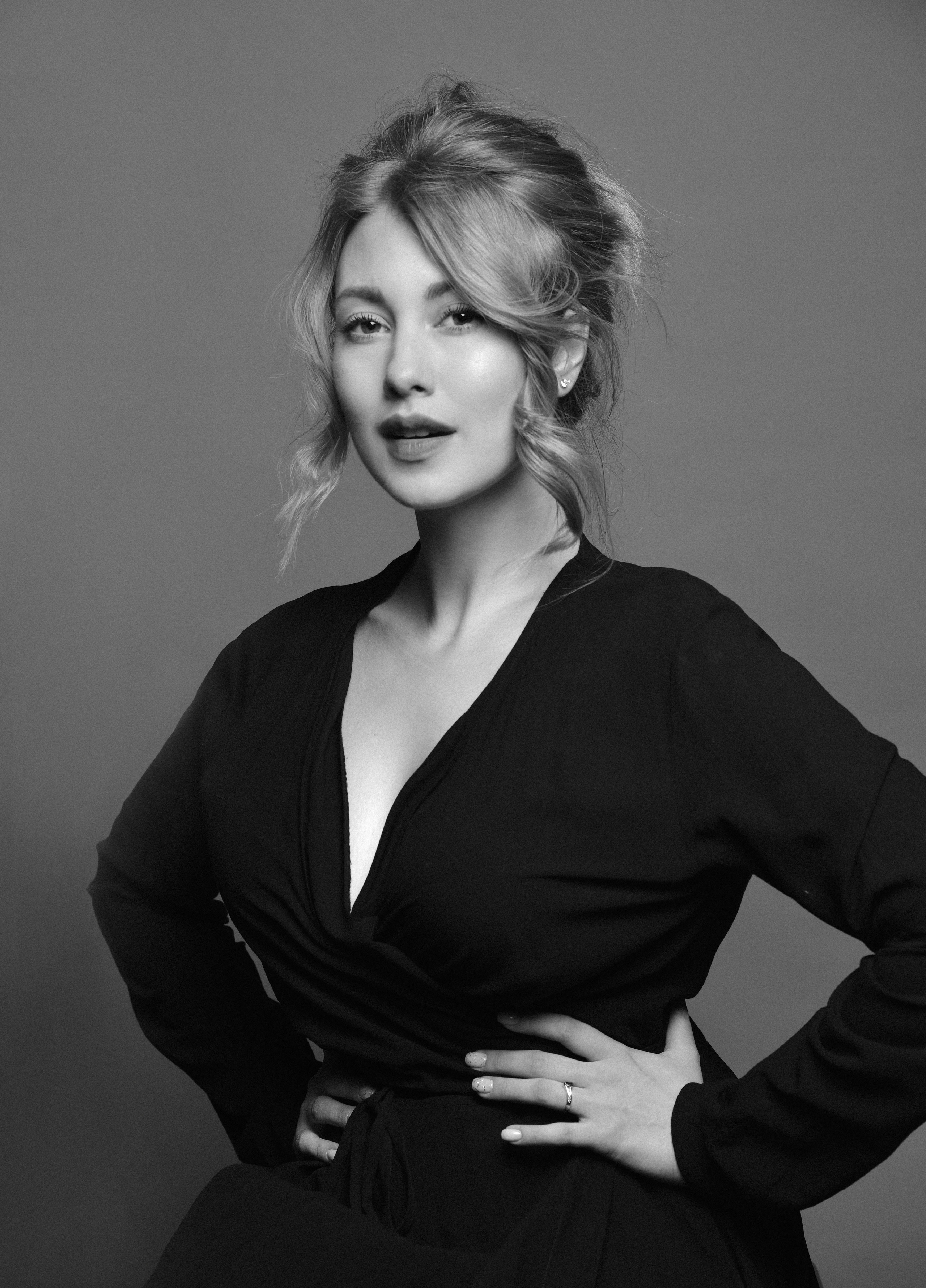 Студийная фотосессия красивой девушки в черно-белом стиле