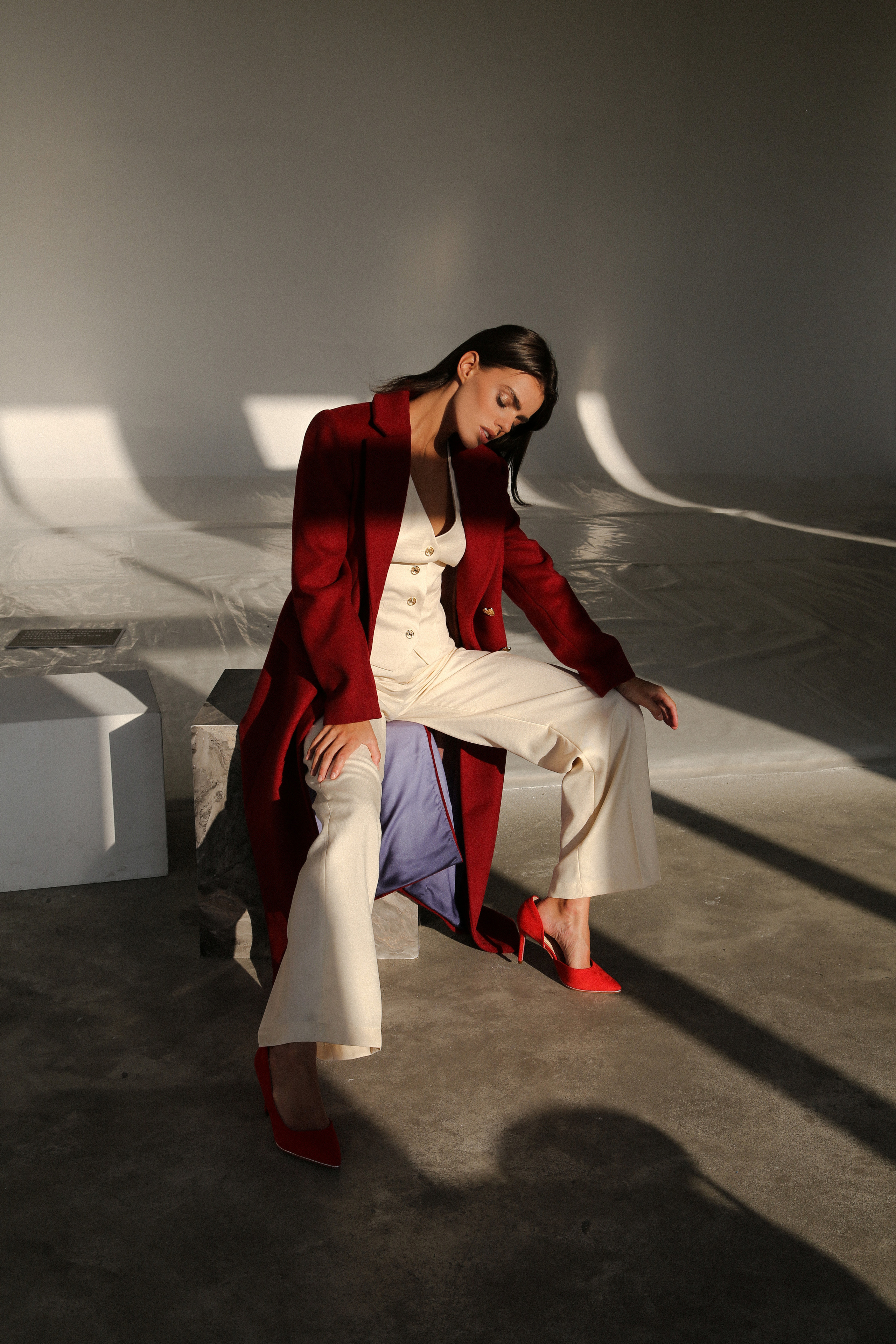 Фотосессия двух молодых дам в студии для личной коллекции