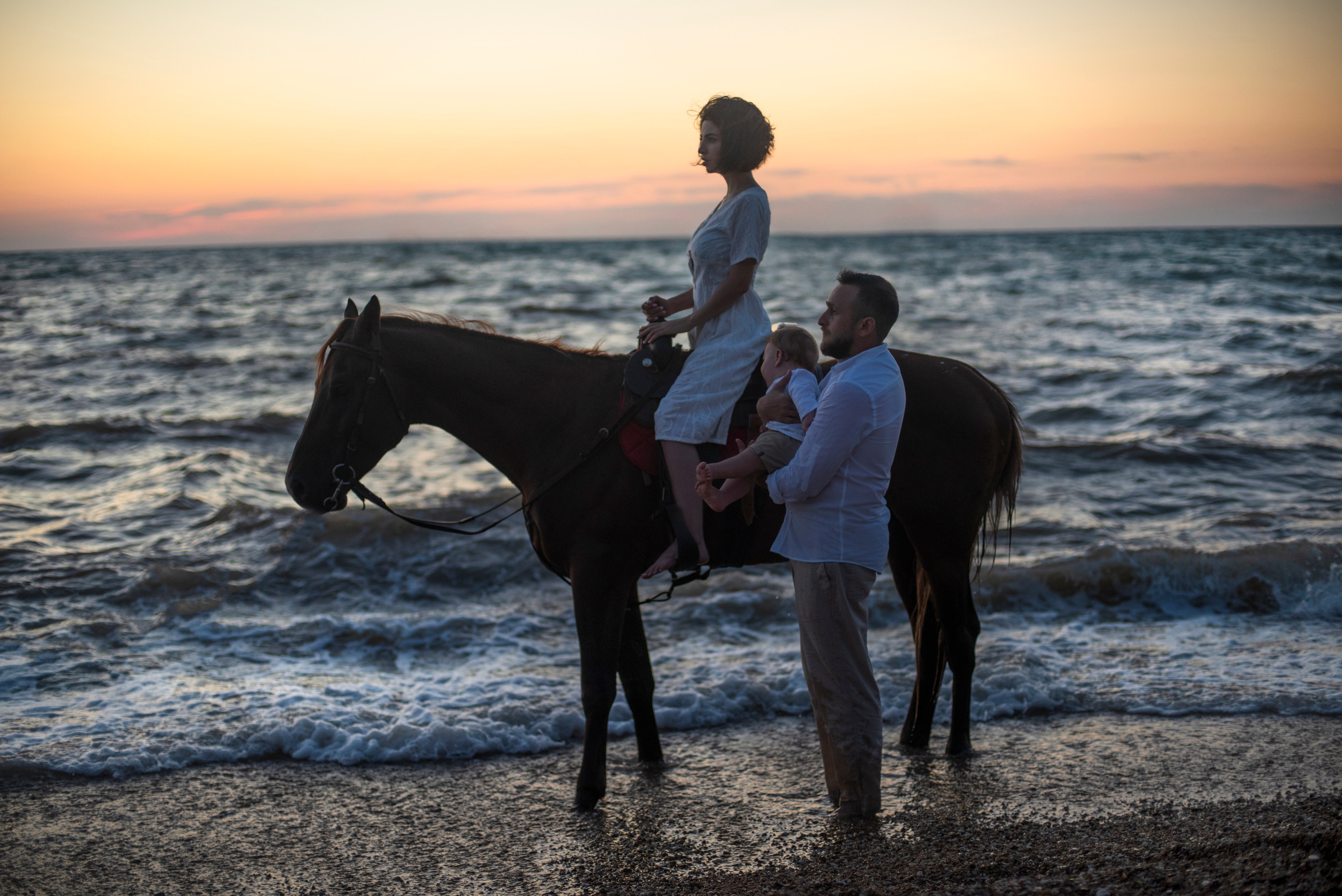Семейная фотосьемка в стиле "конная прогулка" на фоне моря