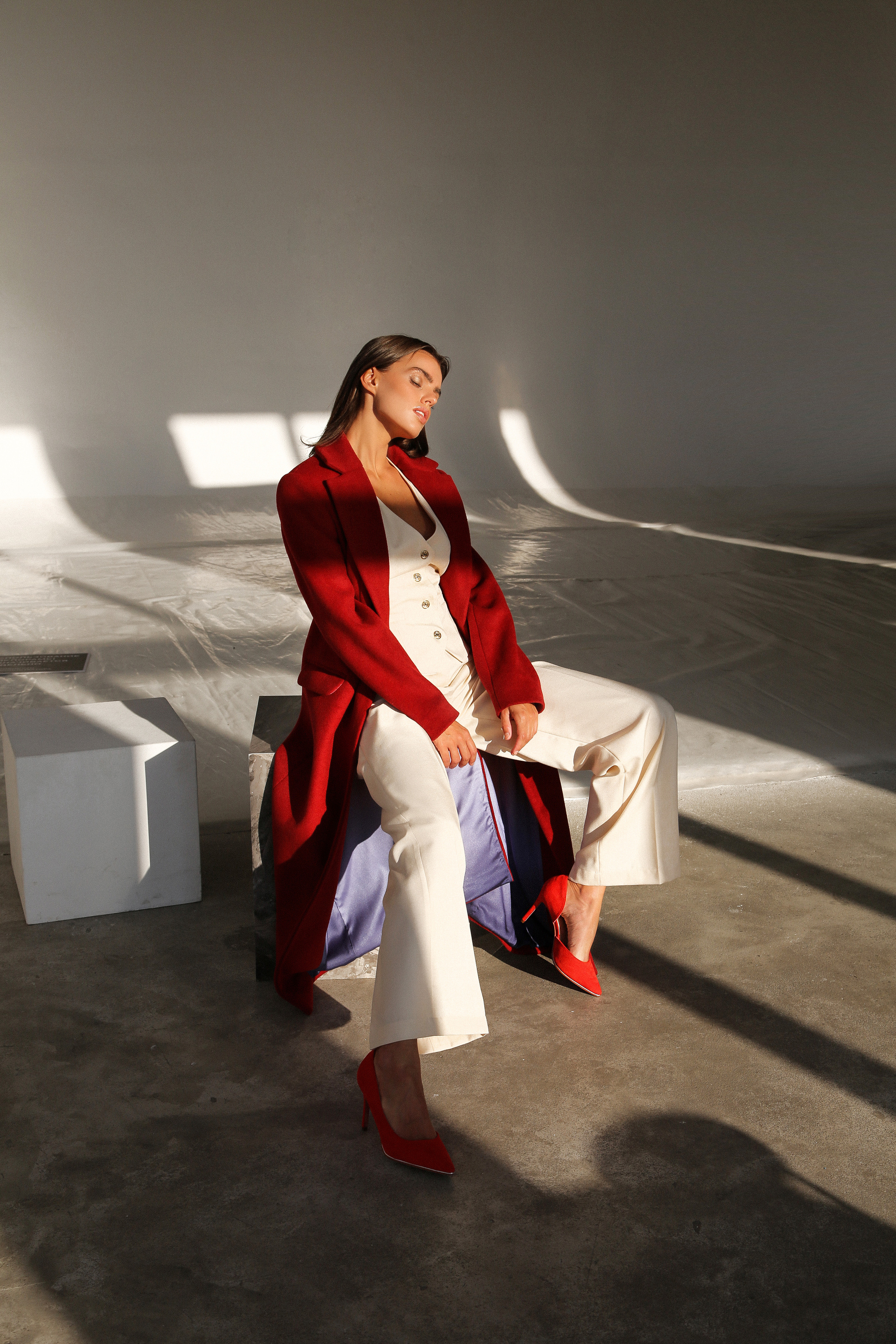 Фотосессия двух молодых дам в студии для личной коллекции