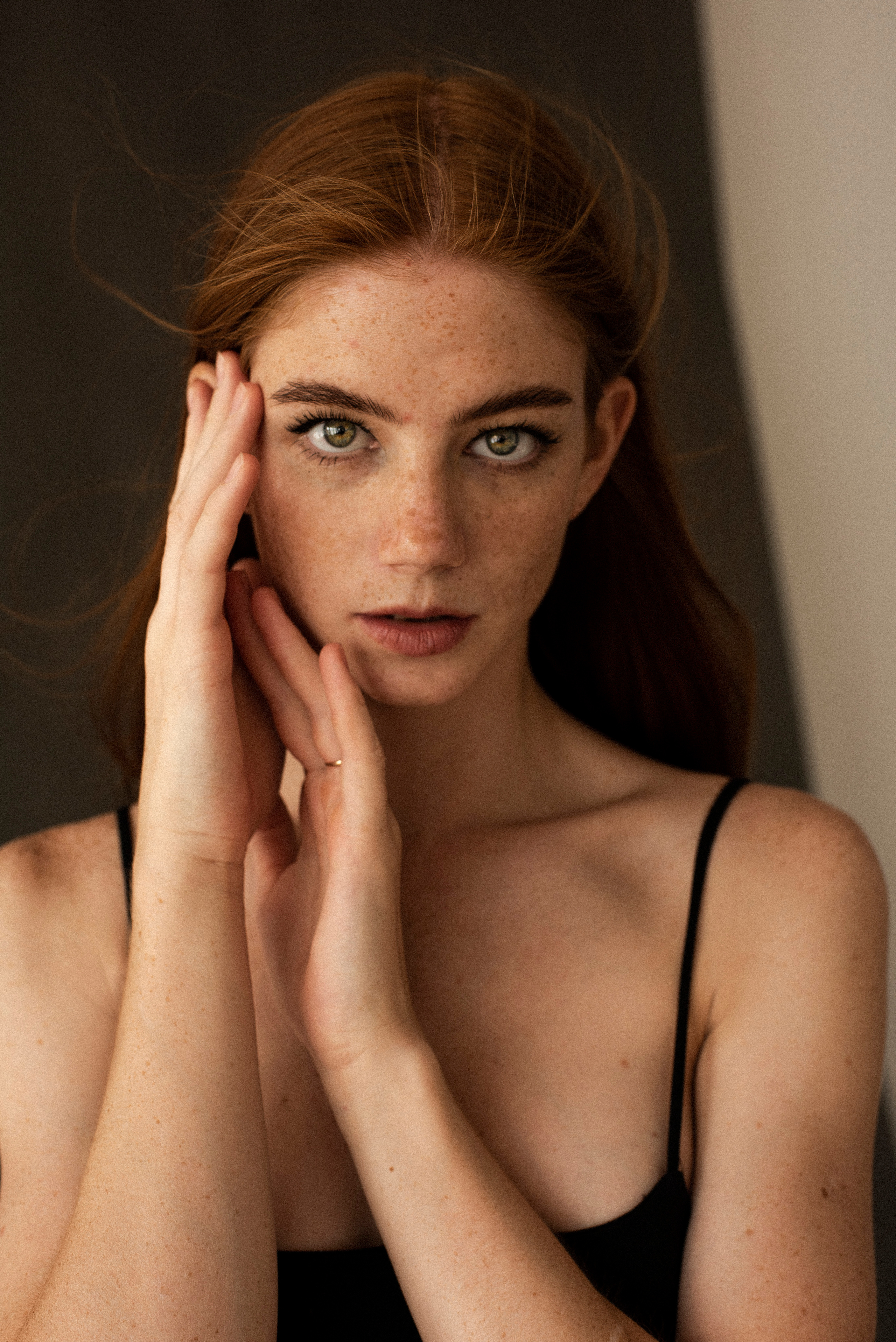 Студийная фотосессия Арианны в минималистическом стиле