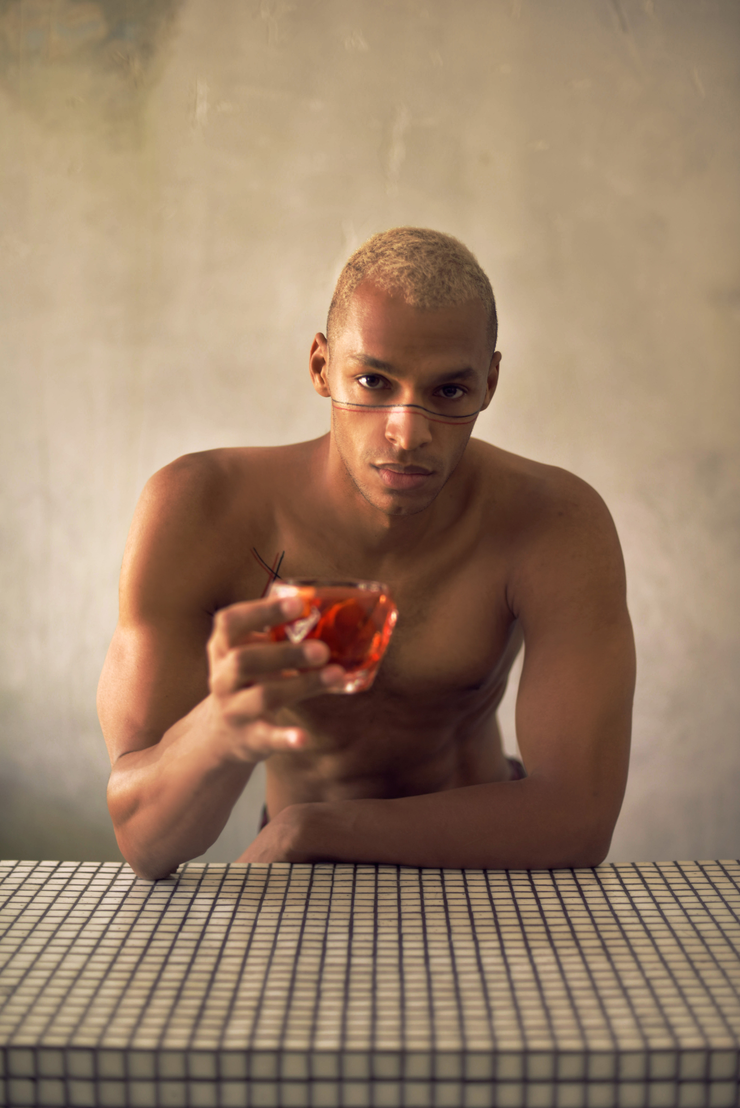 Мужская фотоссесия колоритного парня в студии