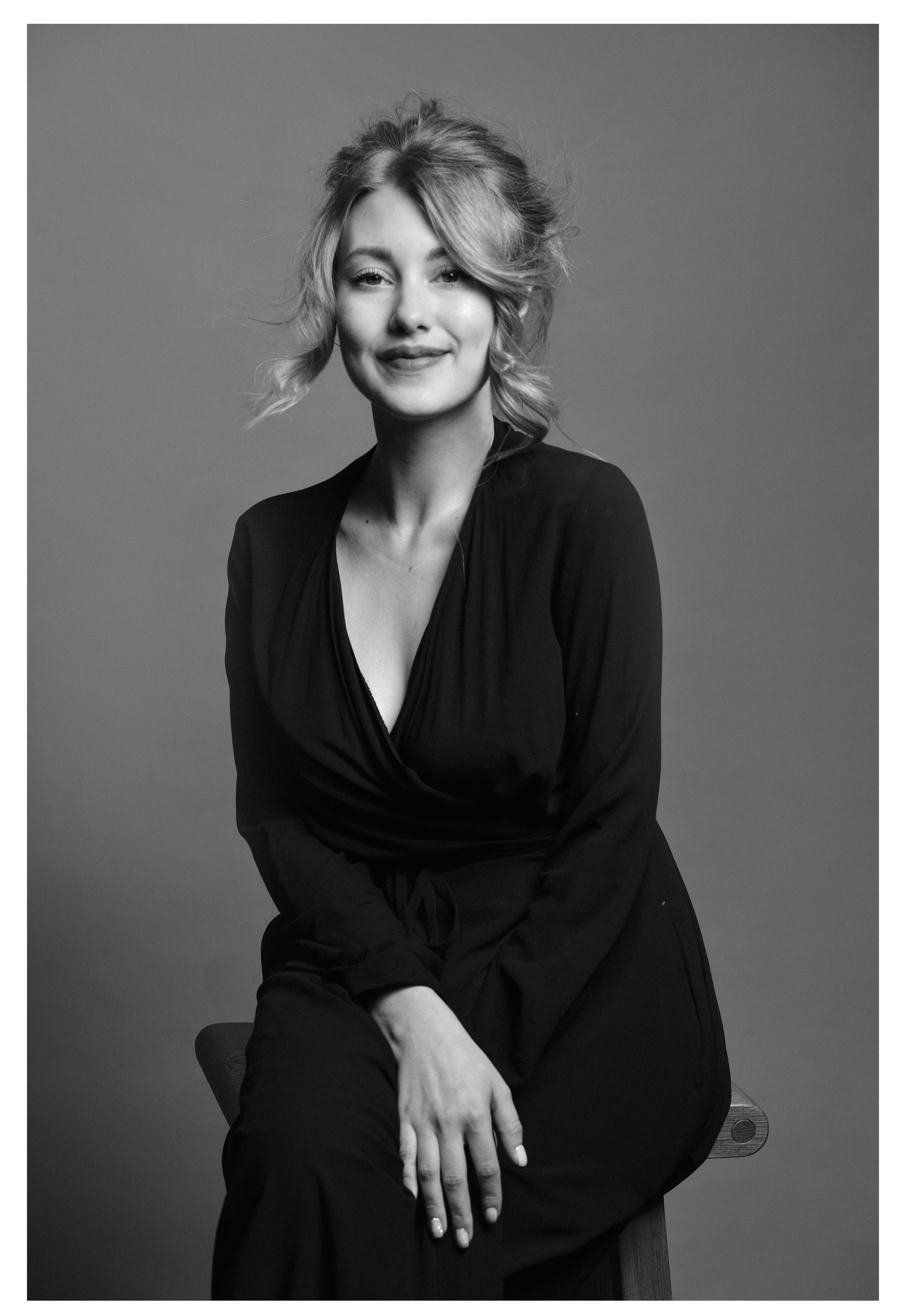 Студийная фотосессия красивой девушки в черно-белом стиле