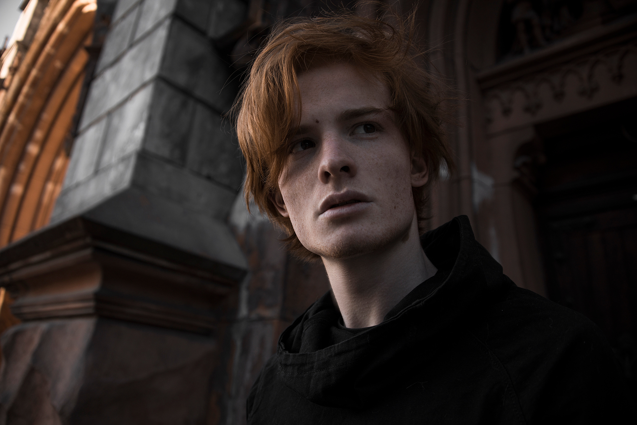 Фотосессия Егора на фоне винтажного здания на открытом воздухе