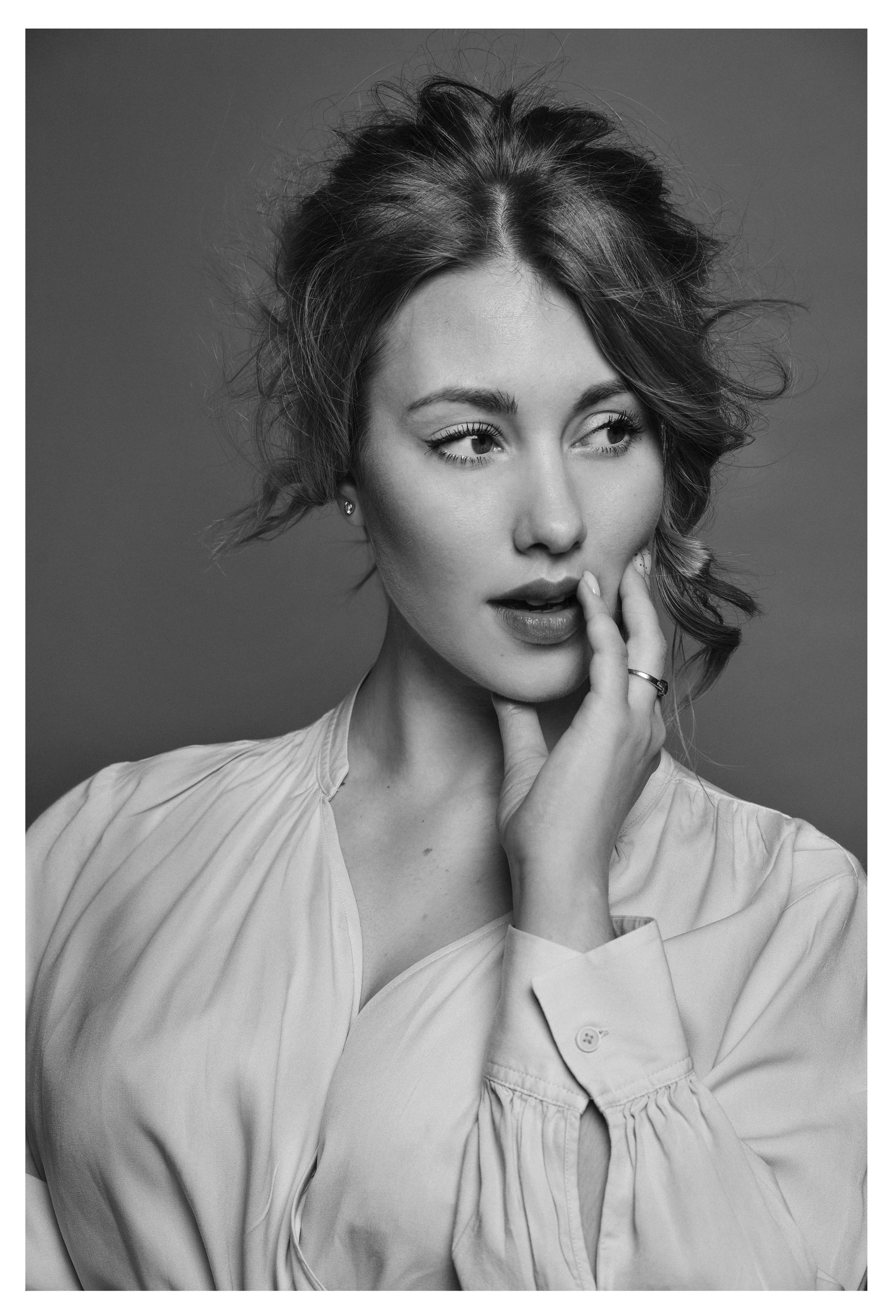Студийная фотосессия красивой девушки в черно-белом стиле