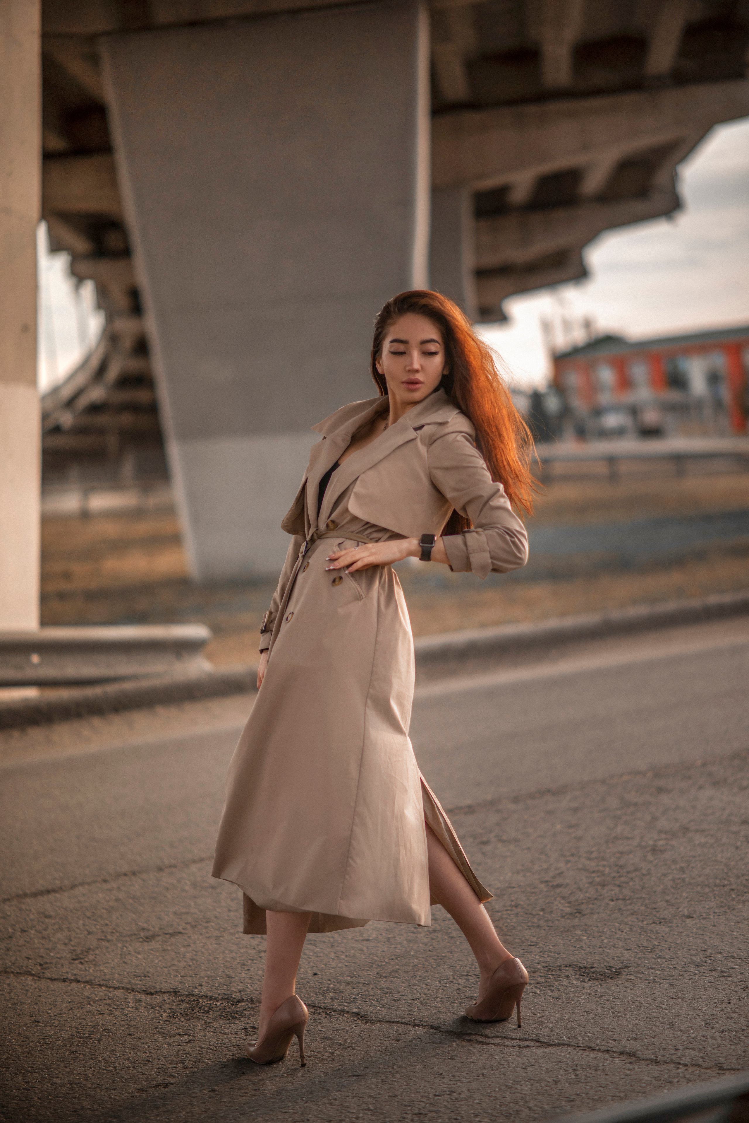 Городская фотосессия Регины на фоне автомобильного моста