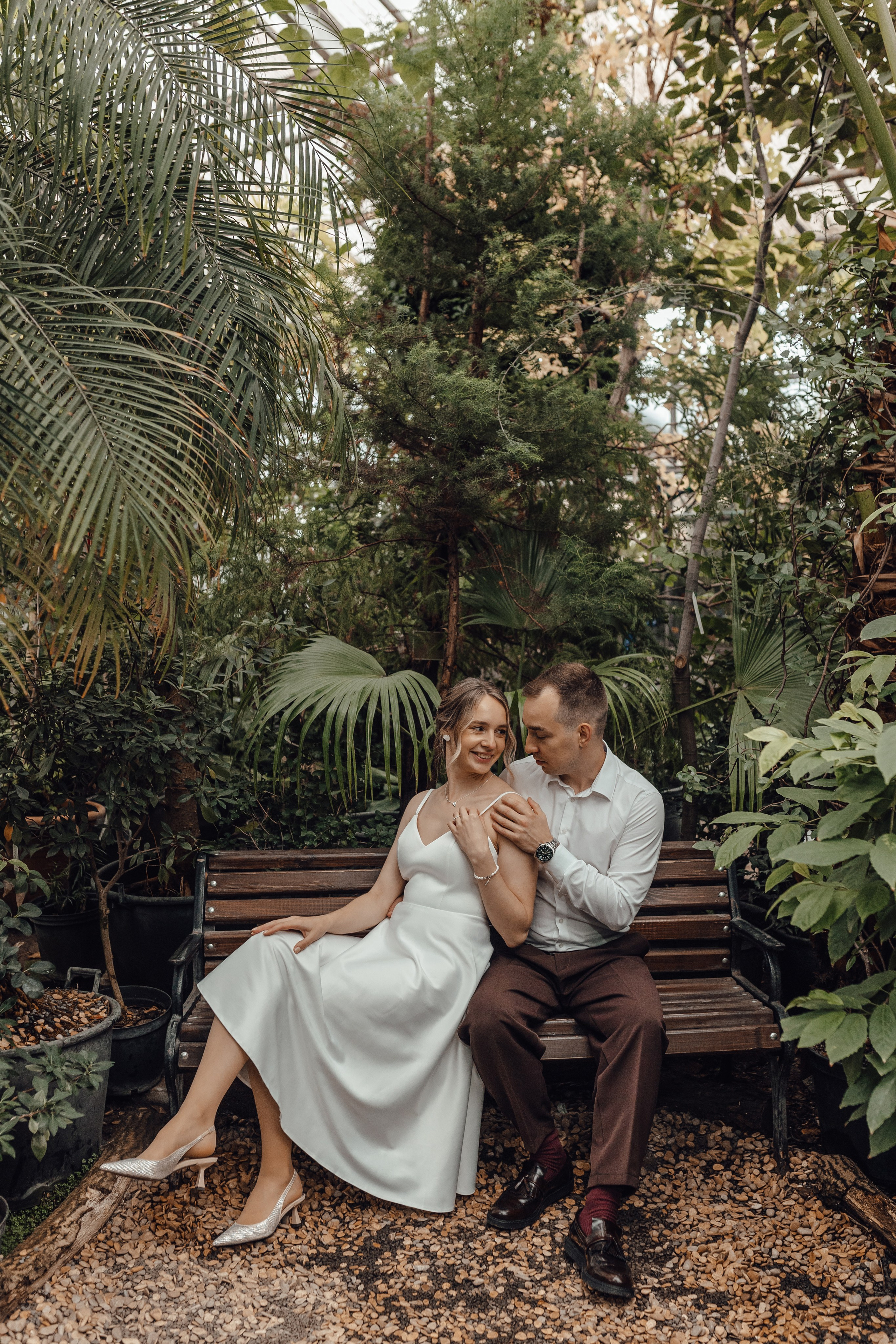 Свадебная фотосессия в Старой фондовой оранжерее Ботанического сада имени Цицина Ран в Москве