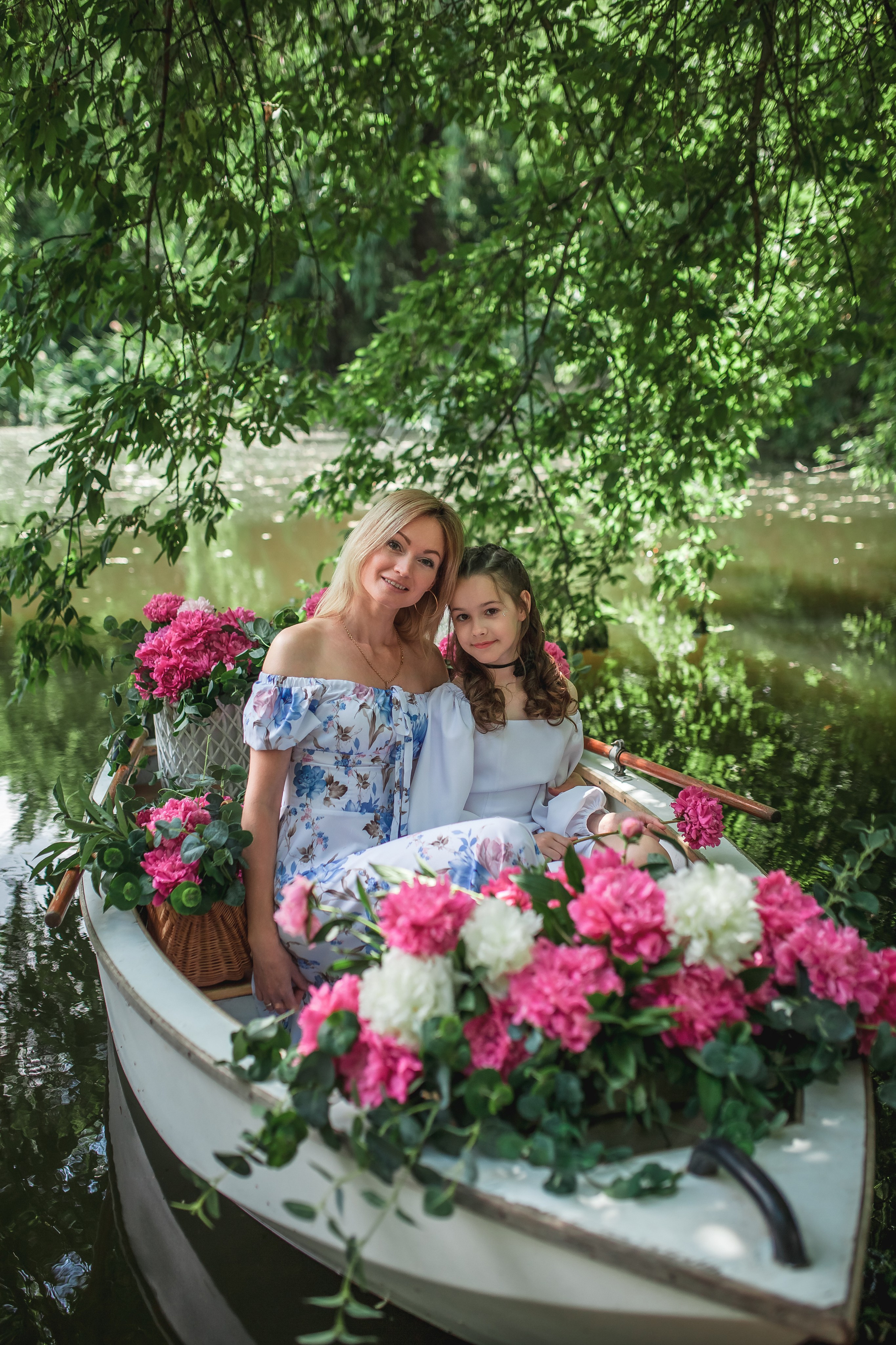 Екатерина и Вика в лодке с пионами. Фотограф в Волгограде Норченко Светлана