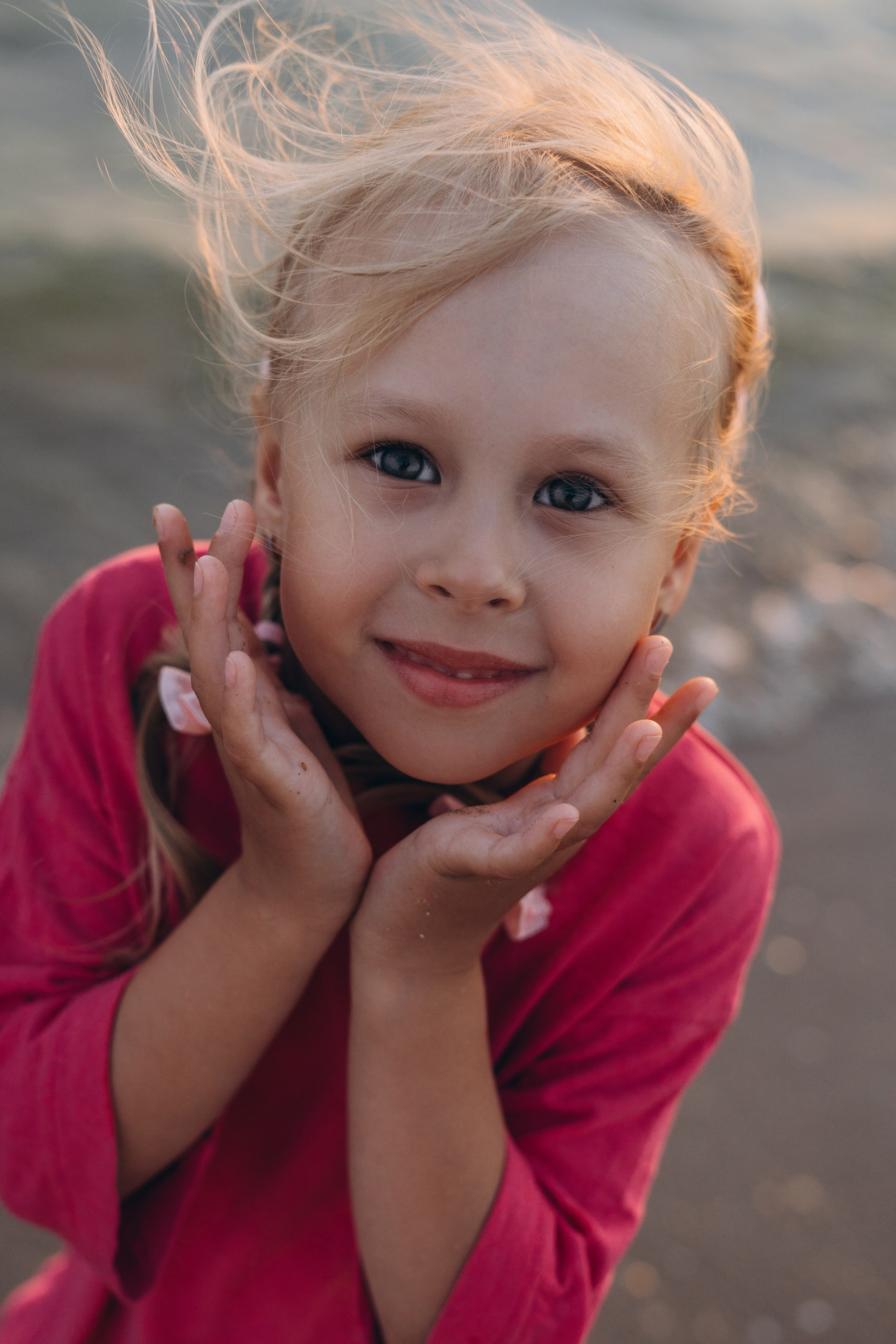 Фотограф Анапы снял веселый момент, когда папа неожиданно падает в воду, играя с детьми