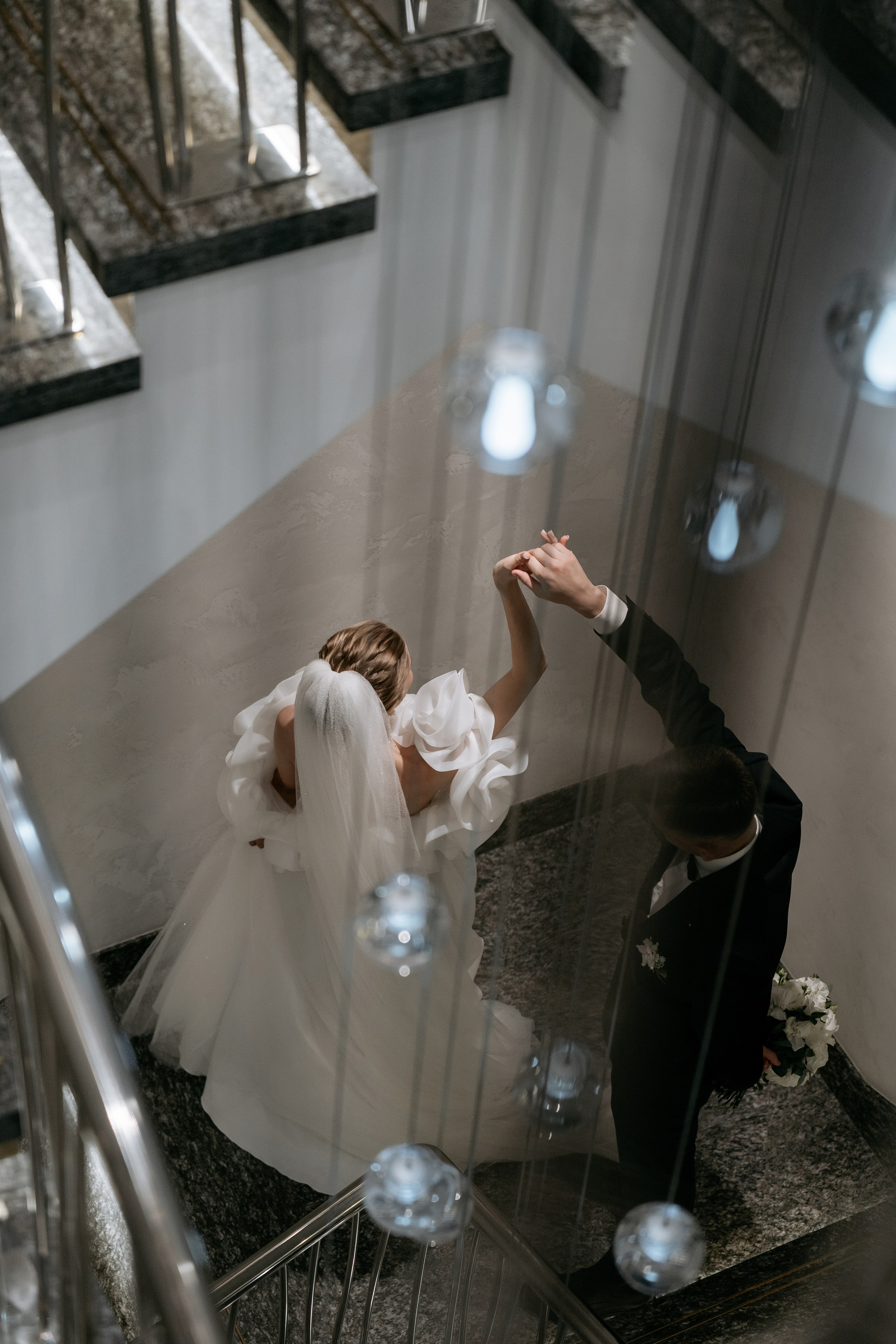 Свадебный фотограф Новороссийск - пара спускается по лестнице, динамичный кадр.