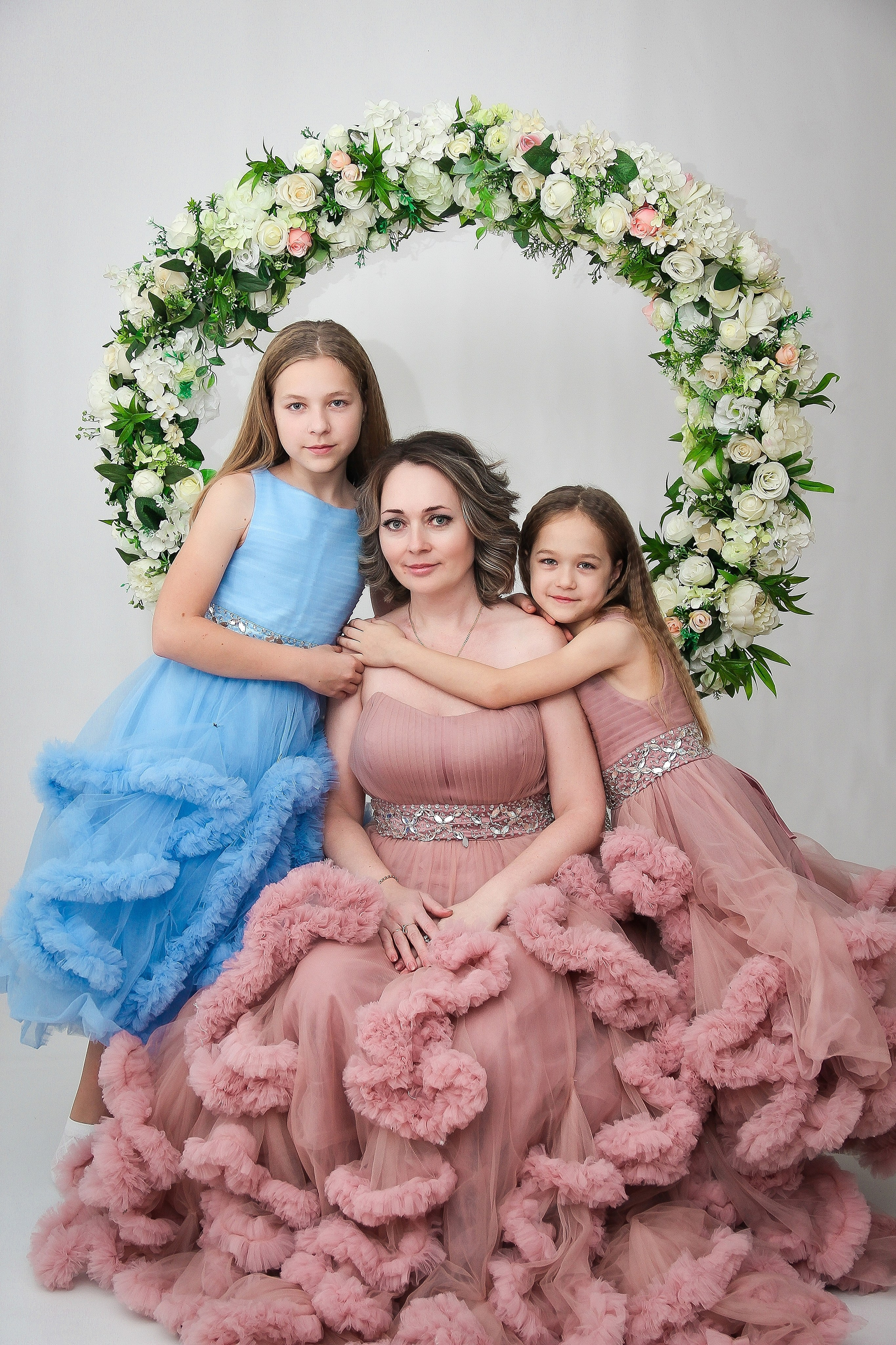 Семейные фотосессии студийные; новогодние, тематические, домашние и тд. Выпускные альбомы для школ и Детских садов в Барнауле /Выпускные/Свадебные/Детские/Семейные и др. виды съёмок /Фотограф Вера Валейко