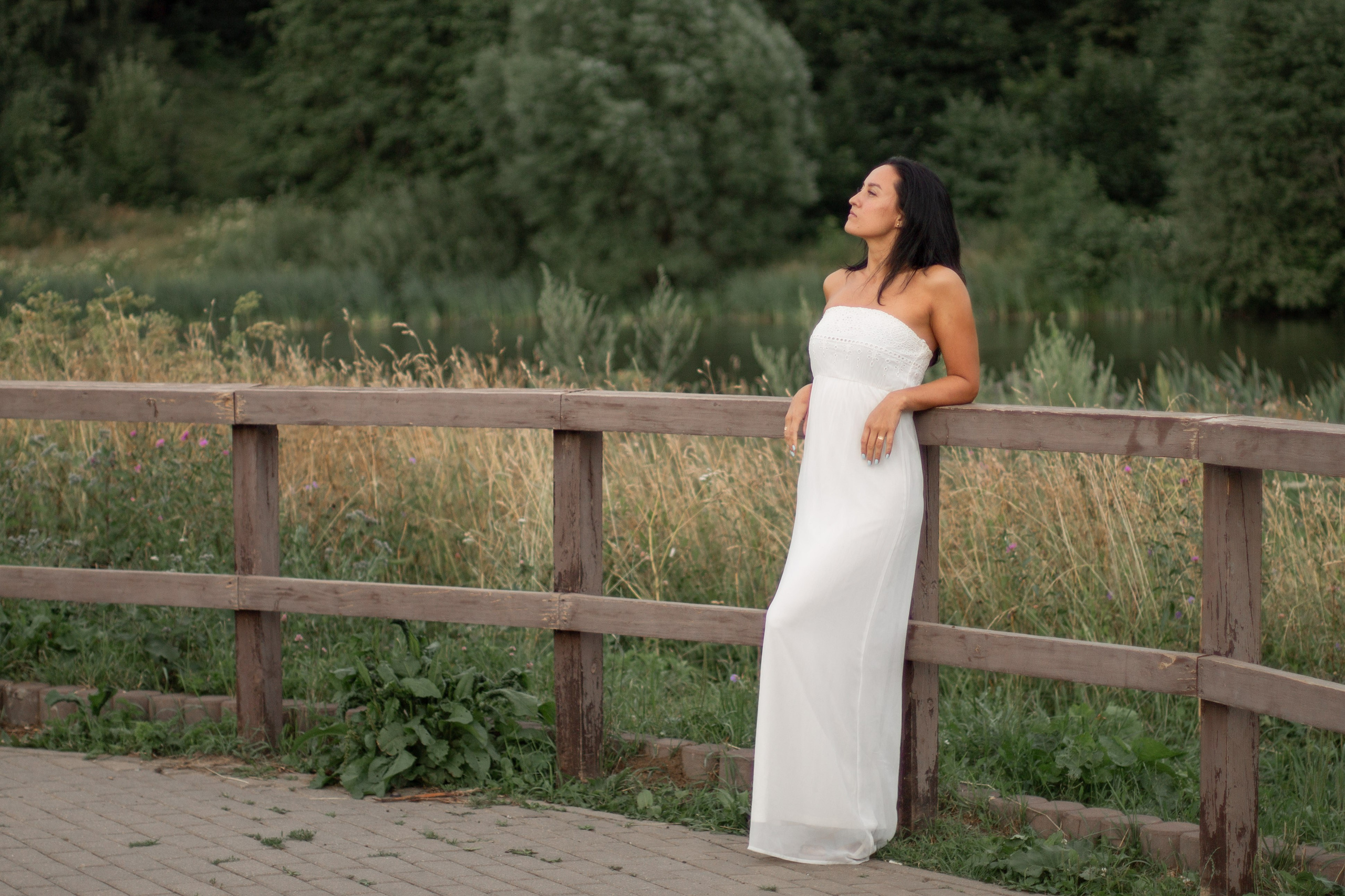 Фотография девушки в белом платье на набережной реки