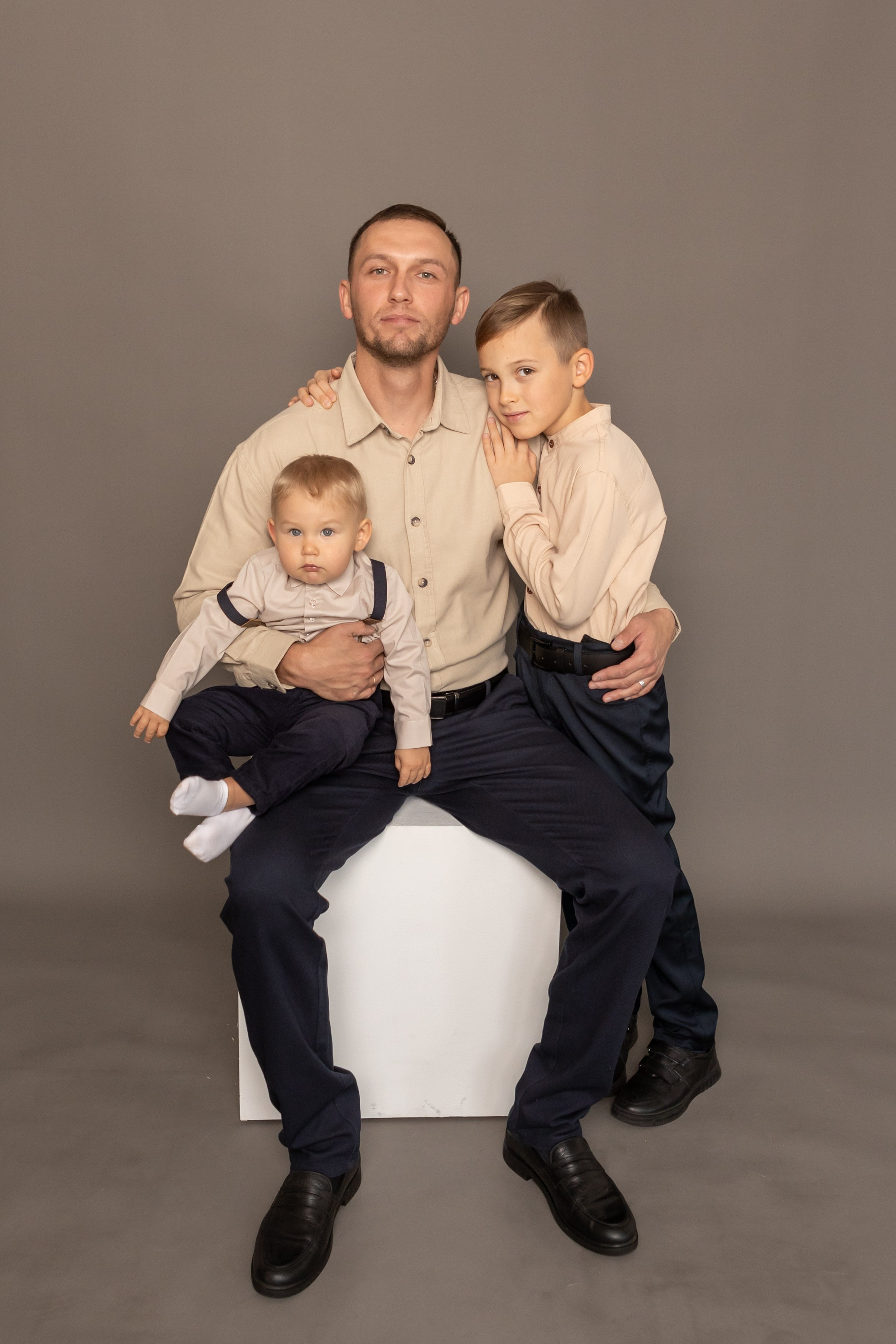 Фото с родителями на однотонных фонах. Фотограф новорожденных. Детский и семейный фотограф Марьяна Юдина