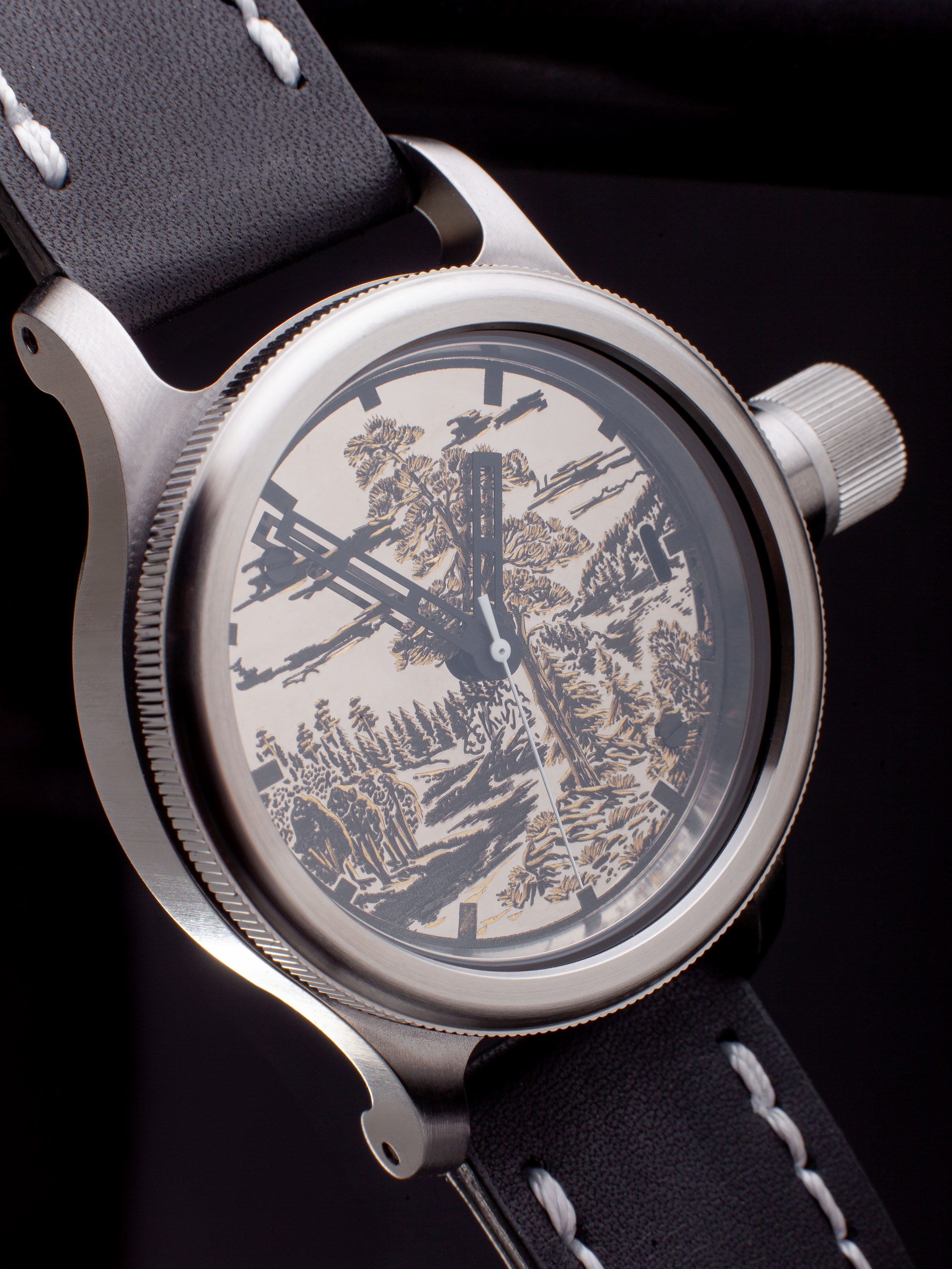 предметная съемка наручных часов с художественным циферблатом, макро фотография аксессуара с гравированным пейзажем и кожаным ремешком