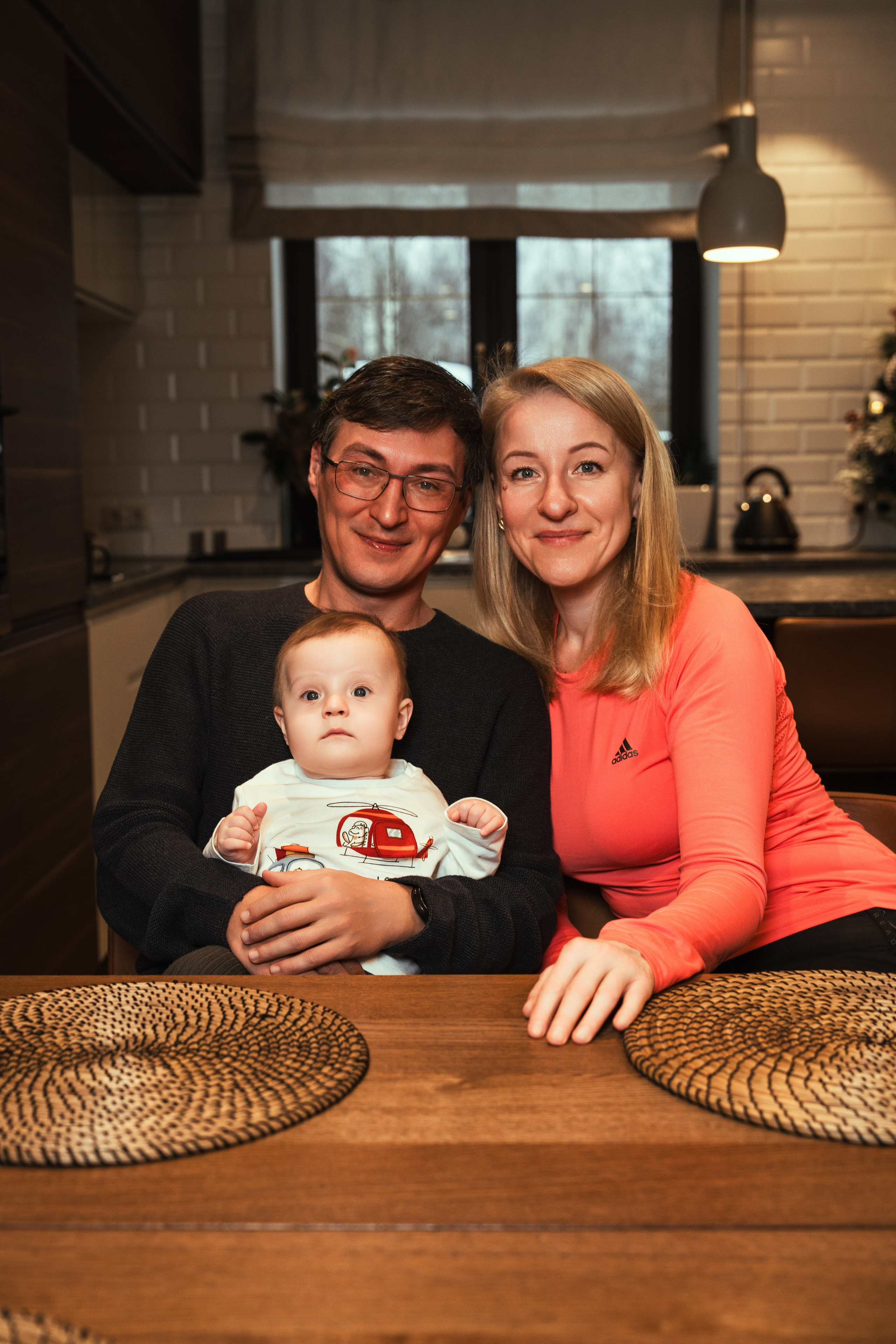 семейная фотосессия в загородном доме перед новым годом