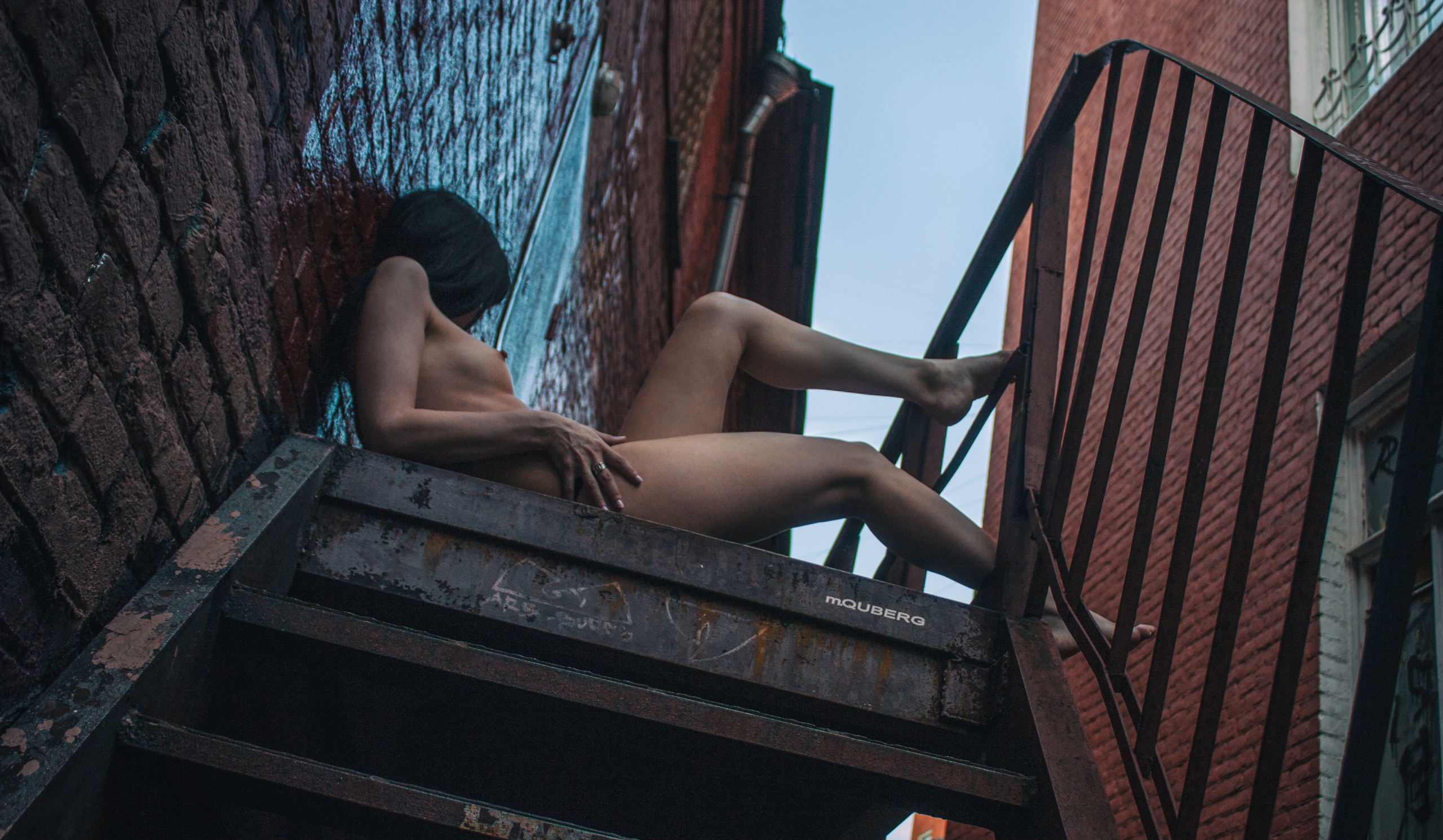 голая девушка на лестнице