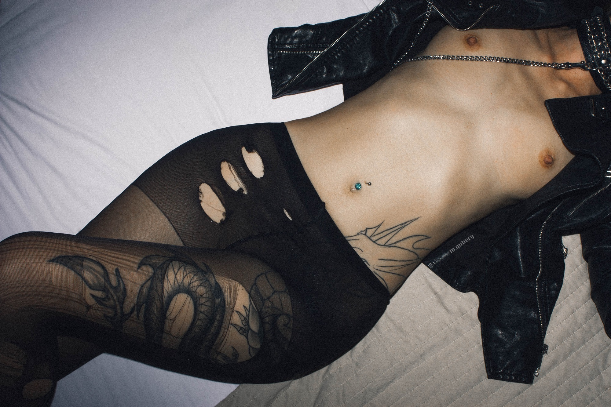 голая девушка с татуировкой дракона