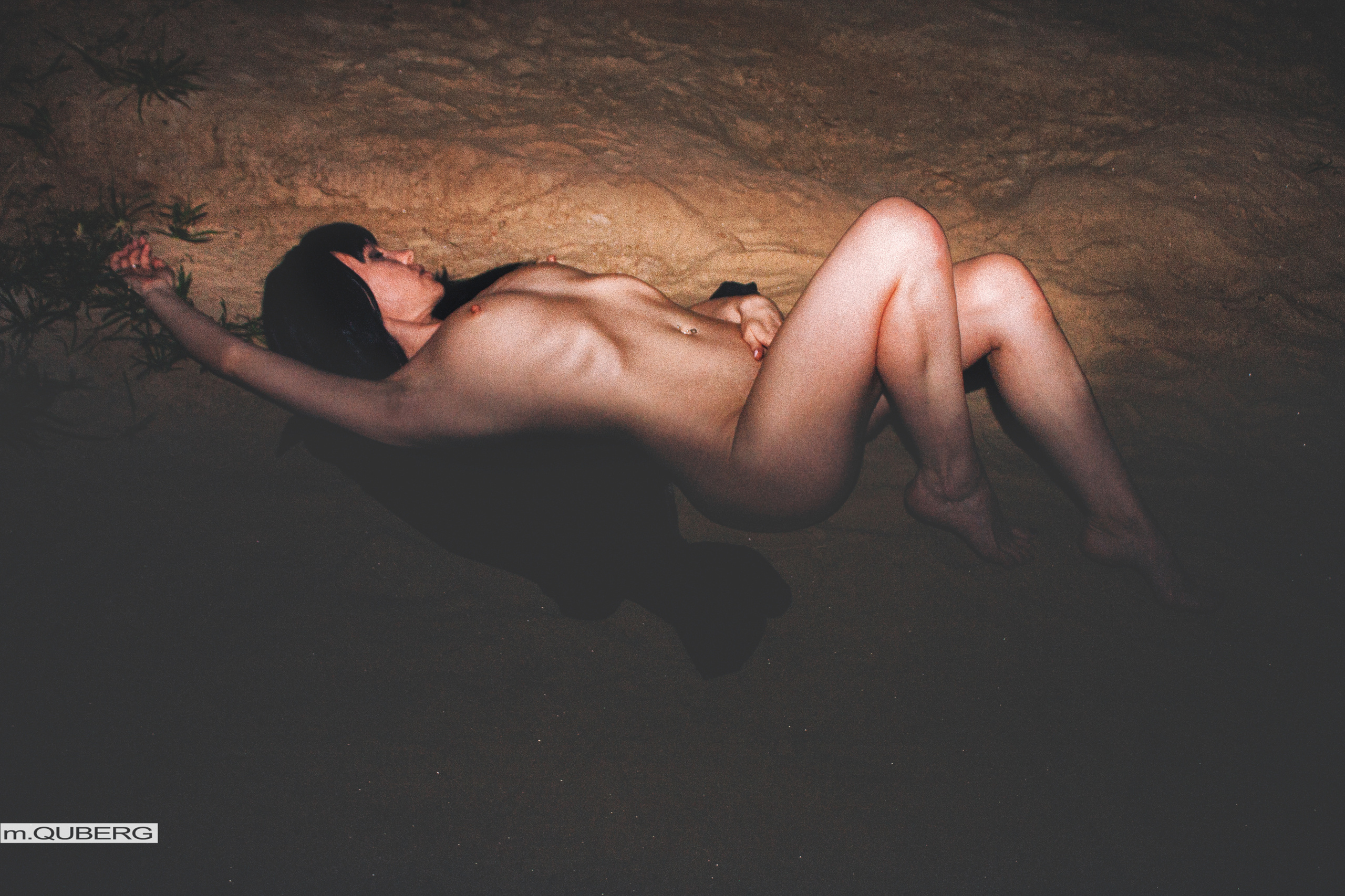 голая девушка на песке 