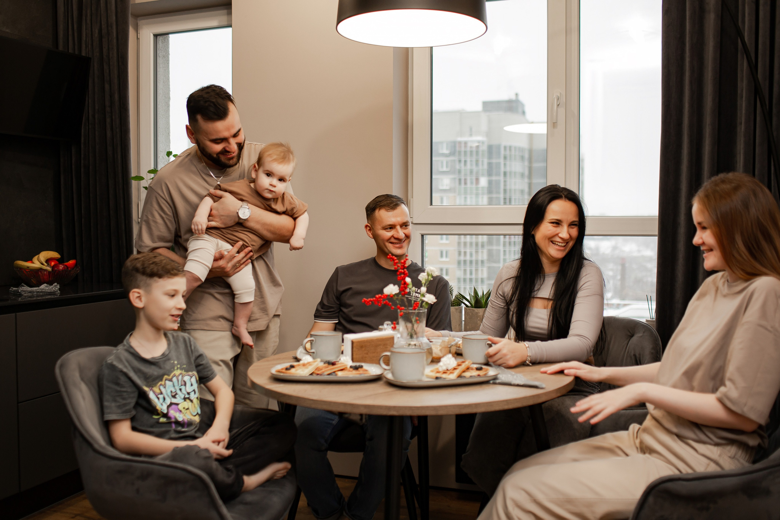 Совместный завтрак. Семейная съемка — это красивый способ признаться своей семье в любви