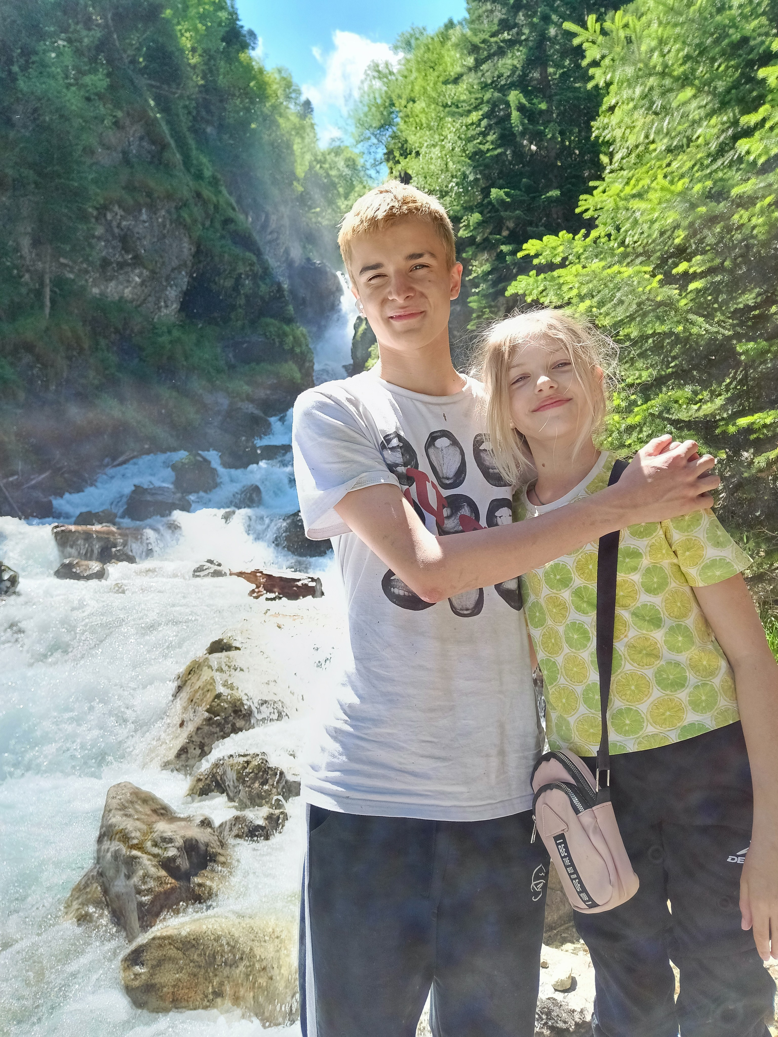 Эльбрус 2023 Маша Саша Дима. Заставка