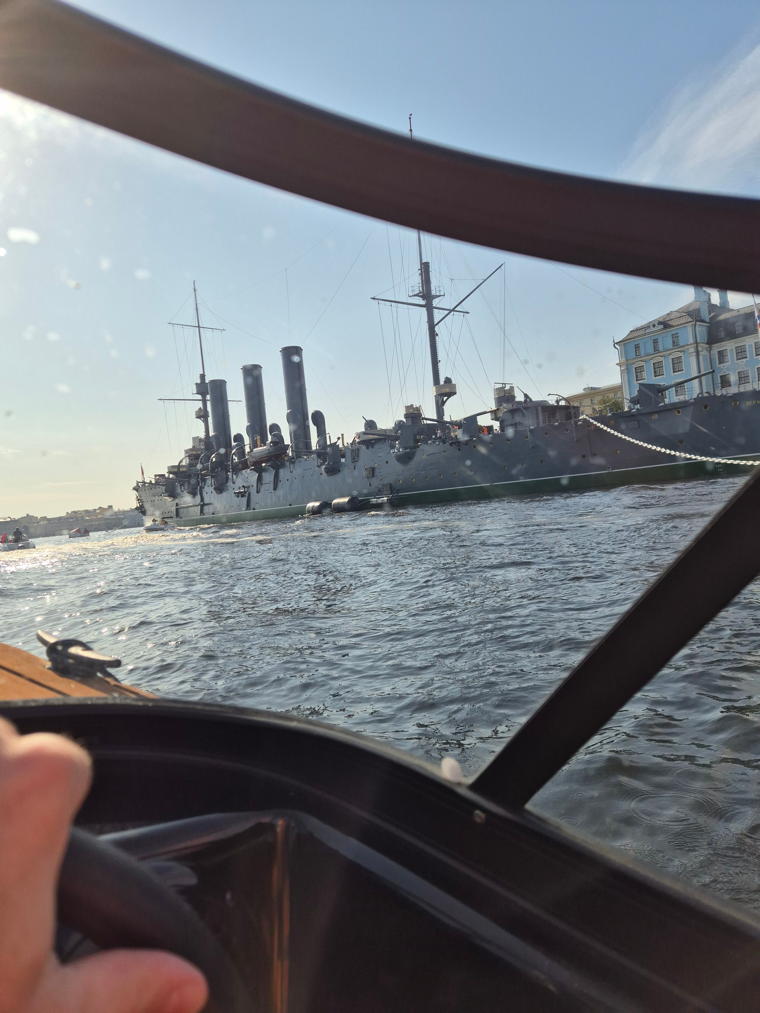 Половина свободного дня воскресенья позволило доделать недоделанное перед "Мостами" - совершить прогулку на катере до Авроры