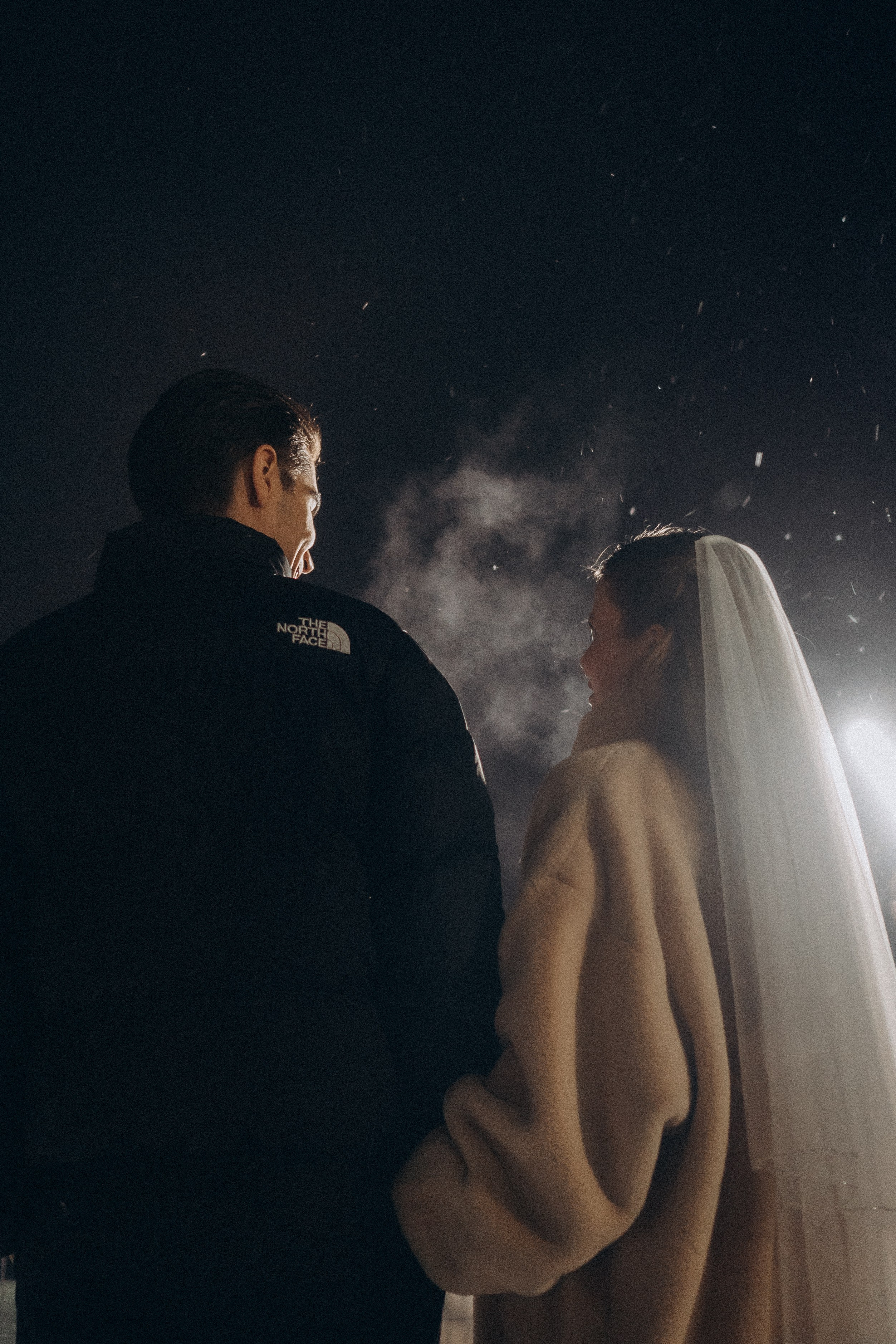 САЛЮТ НА СВАДЕБНОЙ ЦЕРЕМОНИИ (СНЯТО В СИБИРЕ В НИЖНЕВАРТОВСКЕ). Профессиональный фотограф, Санкт-Петербург — Виктория Богомолова