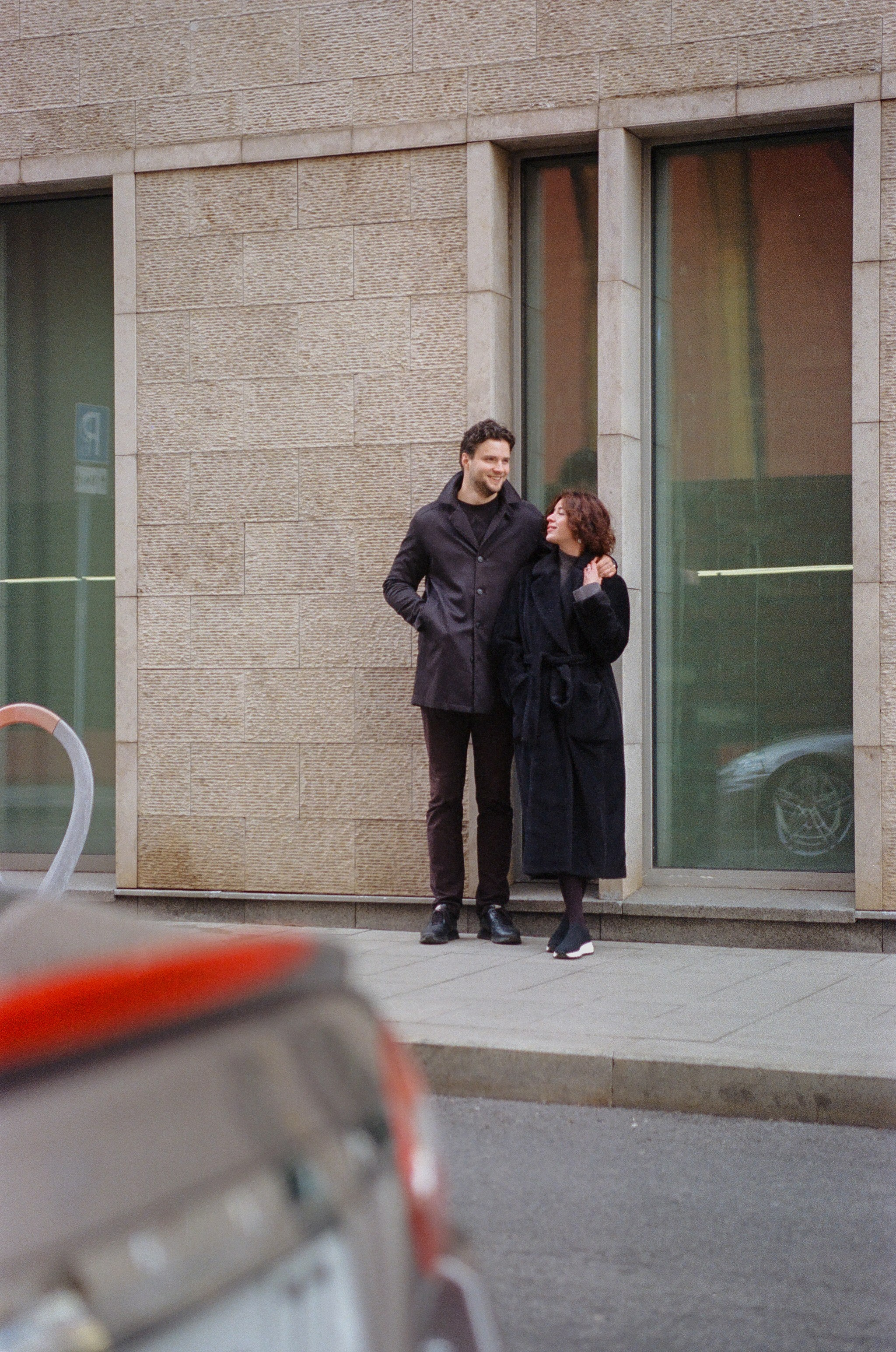 Парень с девушкой фотографируются в центре Москвы. Жуков Илья  свадебный фотограф в Москве