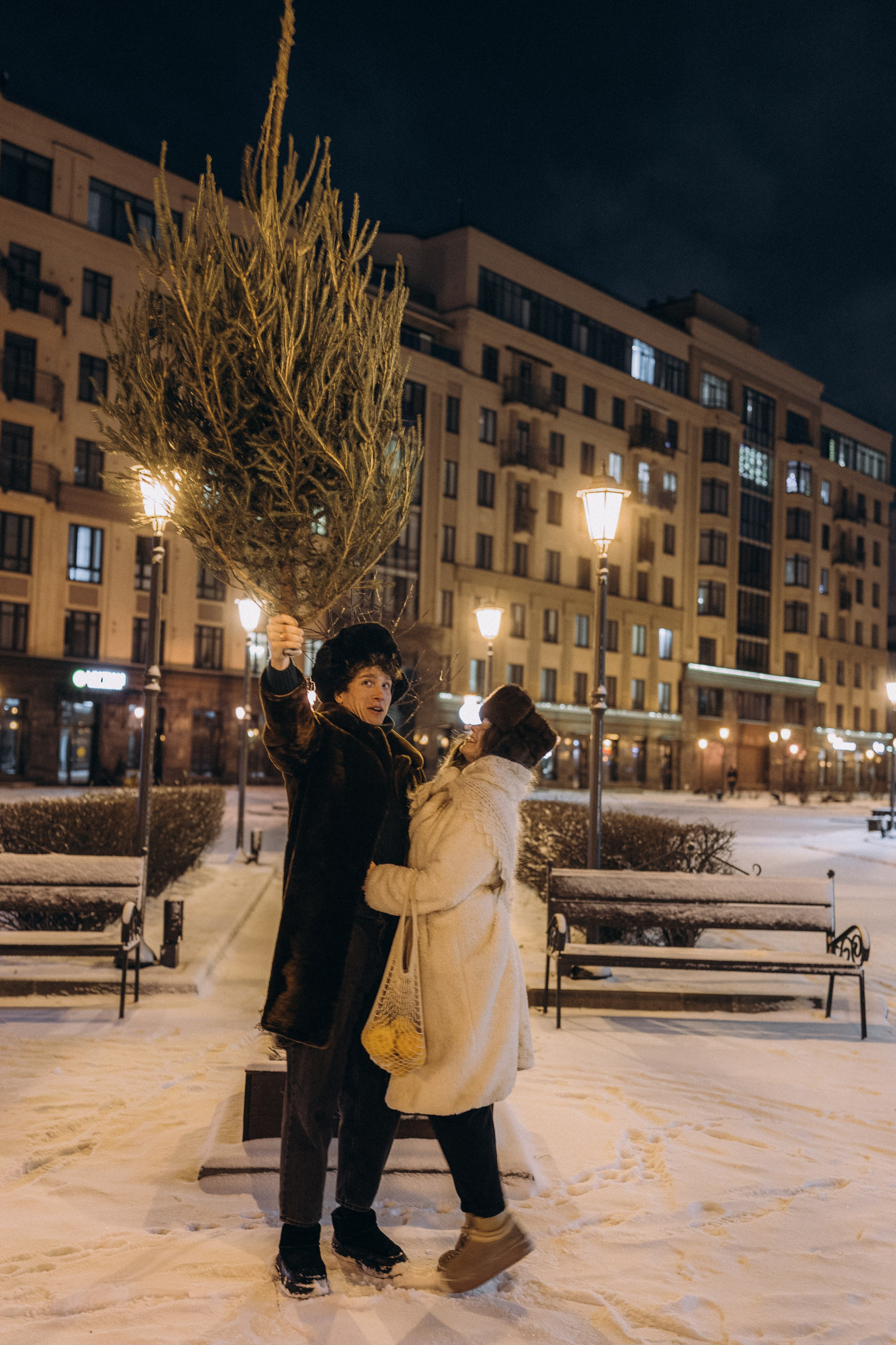 НОВОГОДНЯЯ ПРОГУЛКА ПАРЫ ПО ЧЕРНЫШЕВСКОЙ ПЕРЕД НОВЫМ ГОДОМ. Профессиональный фотограф, Санкт-Петербург — Виктория Богомолова