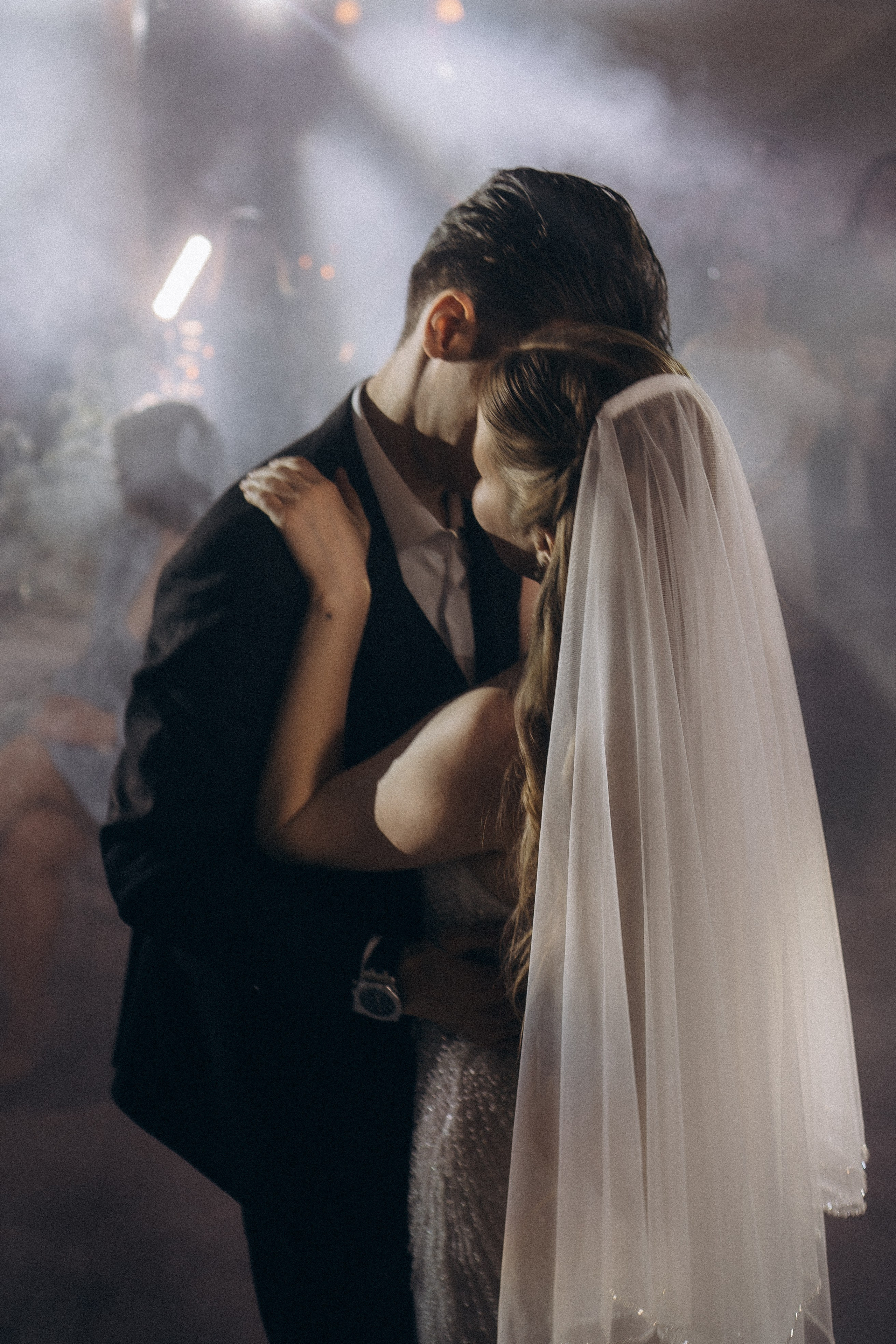 ПЕРВЫЙ ТАНЕЦ МОЛОДЫХ НА БАНКЕТЕ. ТРОГАТЕЛЬНЫЙ МОМЕНТ (СНЯТО В СИБИРЕ В НИЖНЕВАРТОВСКЕ). Профессиональный фотограф, Санкт-Петербург — Виктория Богомолова