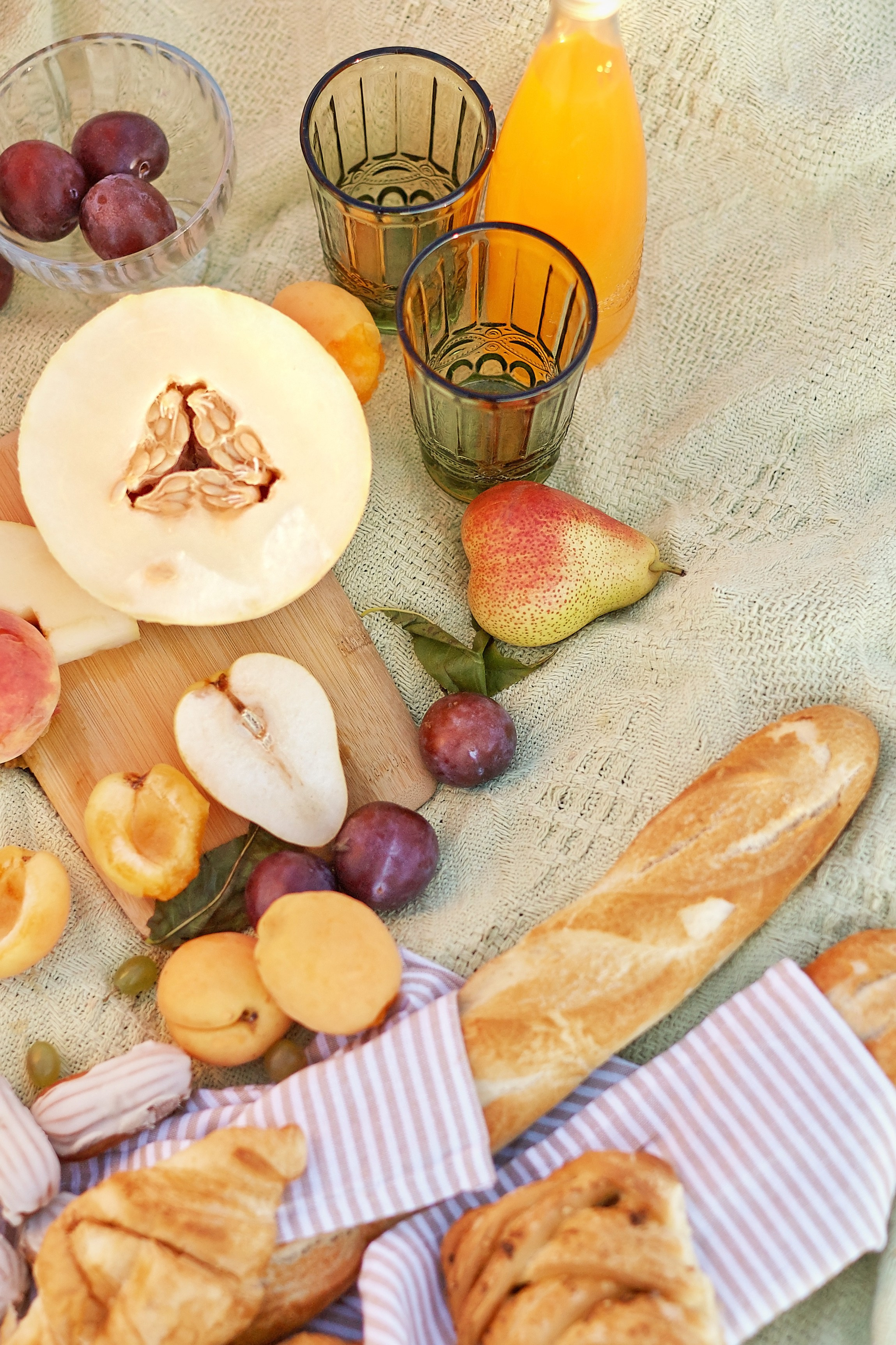 фотография свежего багета с ягодами и фруктами