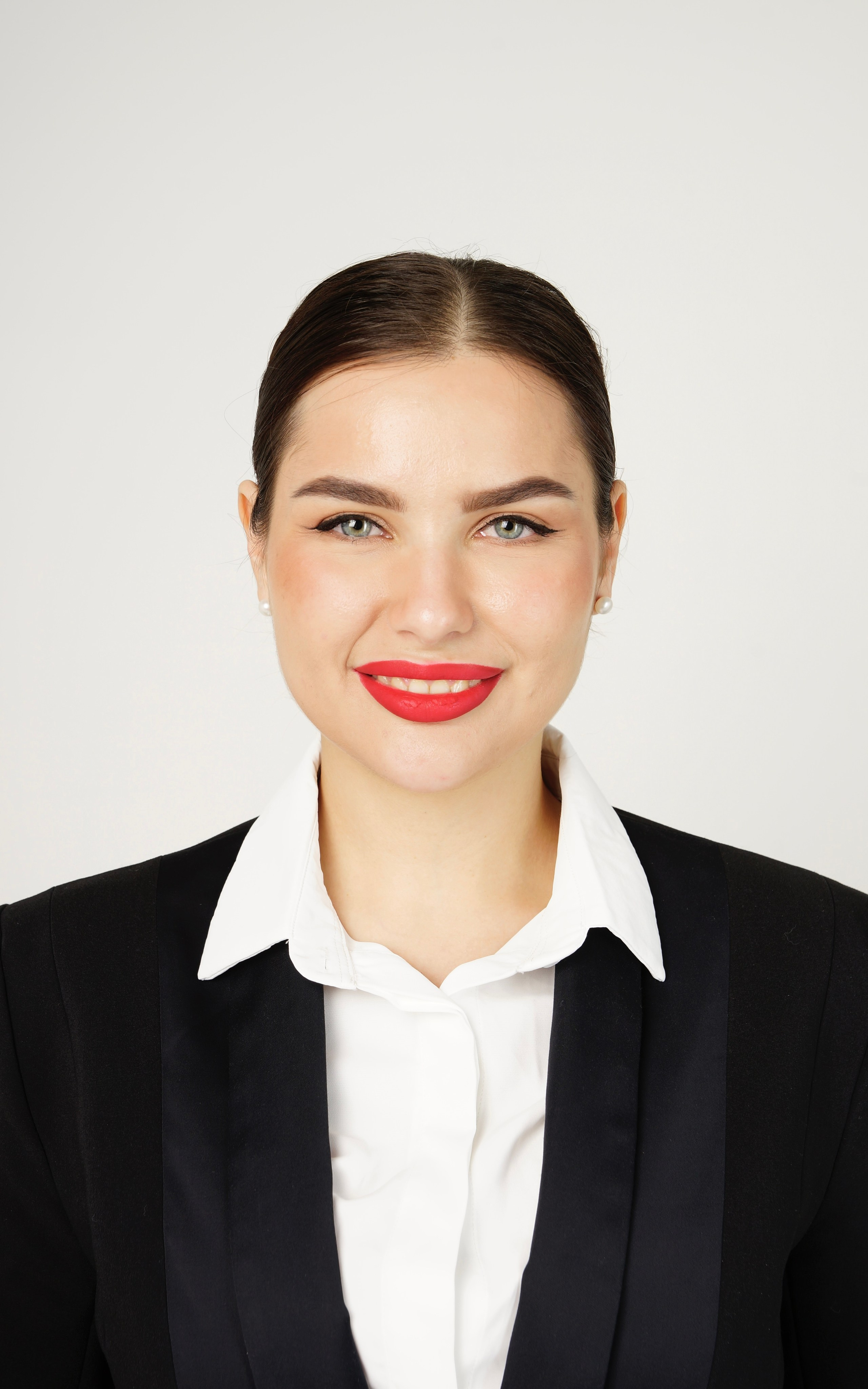 Съёмка для резюме Emirates / Etihad и др. Женский фотограф в Химках Алёна Ленёва