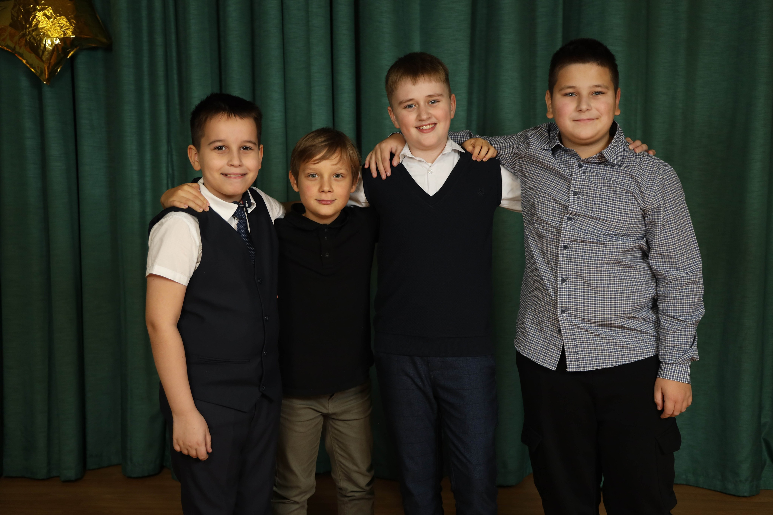 Школьный альбом 4-й класс. Фотограф Антон Чупринин