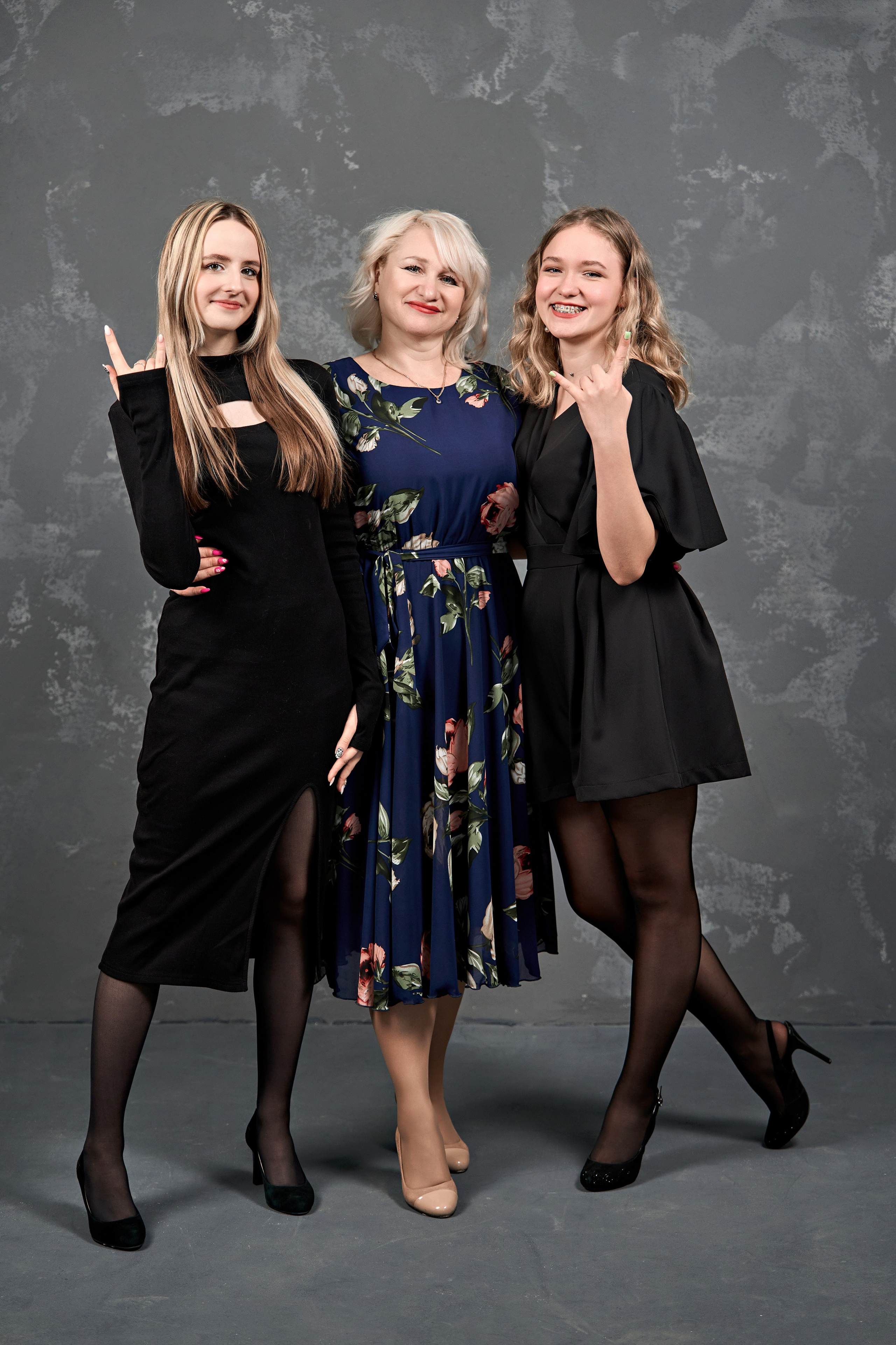 Выпускные альбомы для 9-11 классов. Фотосъёмка в студии. Калуга. Фотограф Меняйло Евгений. Свадьба. Портрет. Репортаж. Семья. Контент