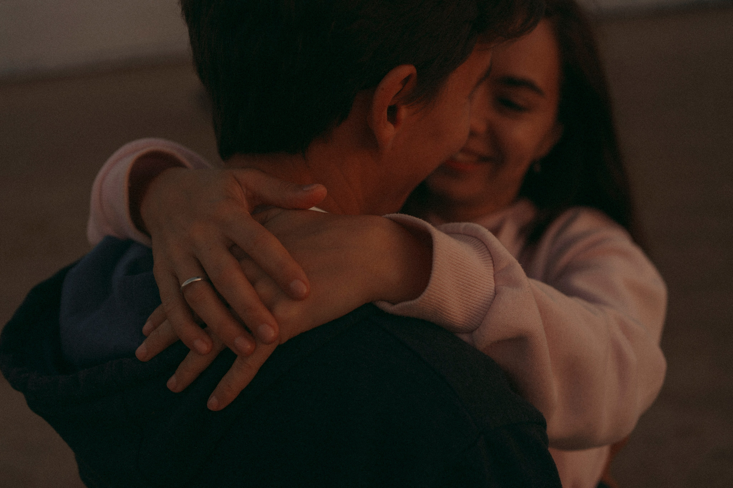 Love Story в свадебных нарядах на берегу реки. Портретный фотограф в Казани, Красной Поляне и Сочи Анна Кузнецова