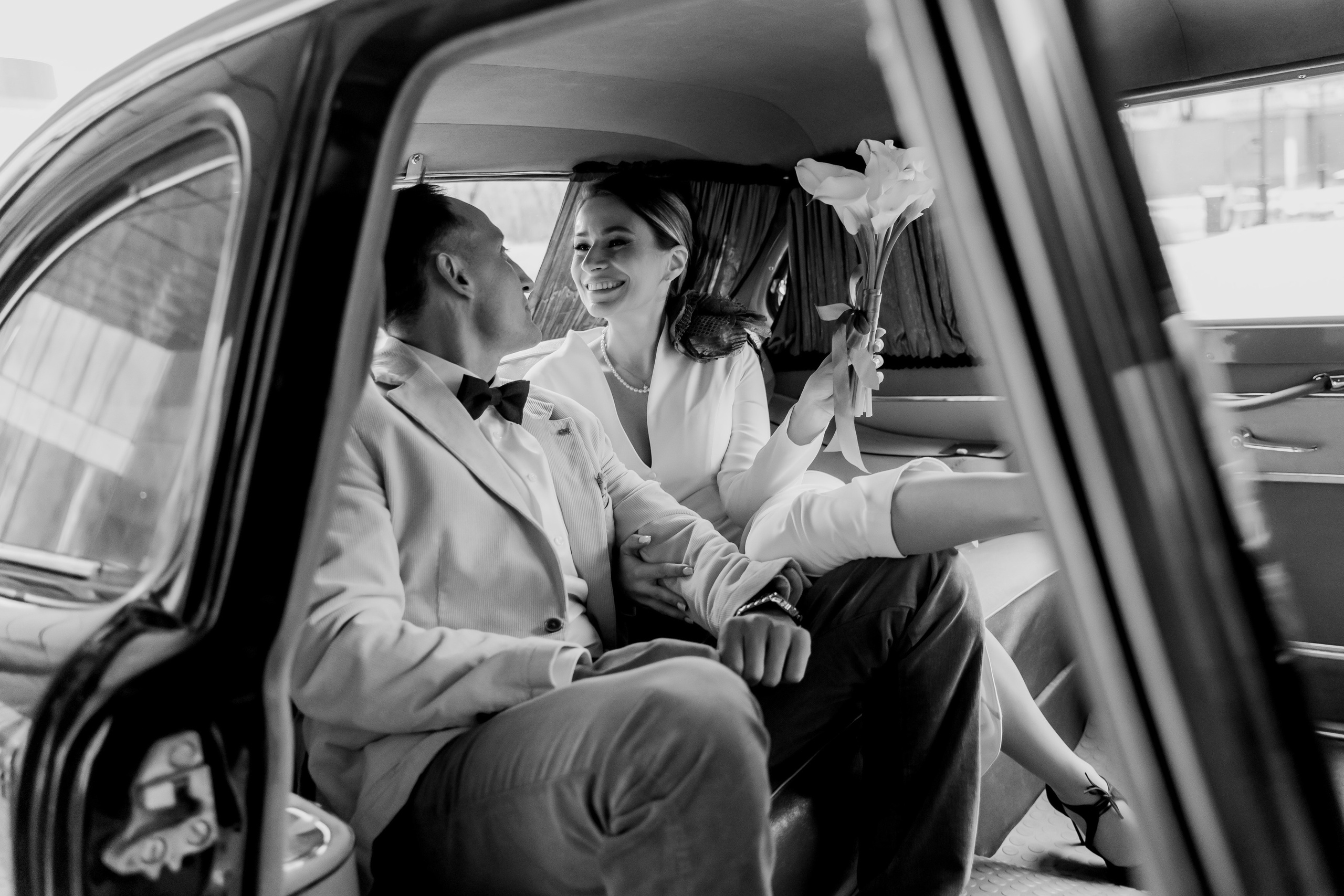 Свадебный фотограф в Москве. Свадебный фотограф Видное, Бутово, Домодедово, Щербинка, Царицыно. Свадебная фотосессия и сборы невесты в отеле Soluxe. Регистрация брака во дворце бракосочетания ВДНХ. Свадьба на ВДНХ. Свадебная фотосессия с ретро автомобилем Чайка. 