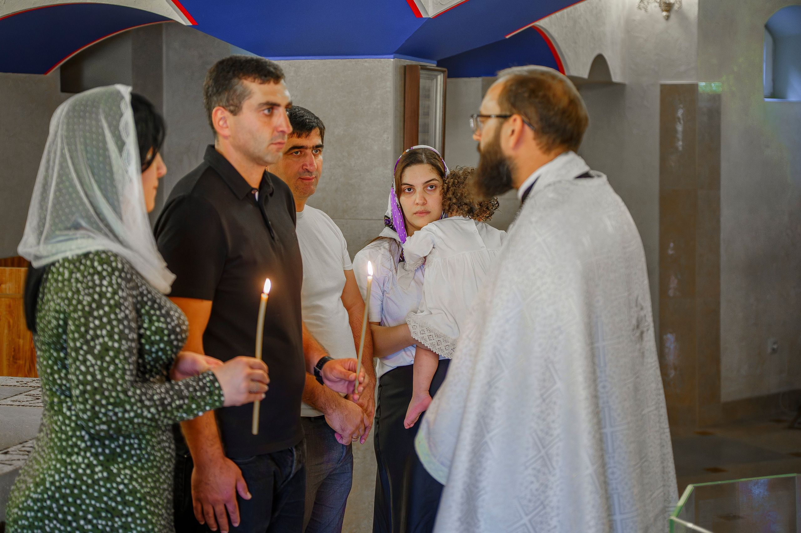 Обряд крещения детей в церкве или храме Адлера. Фотограф видеограф Геннадий Янбаев в Сочи, Краснодаре