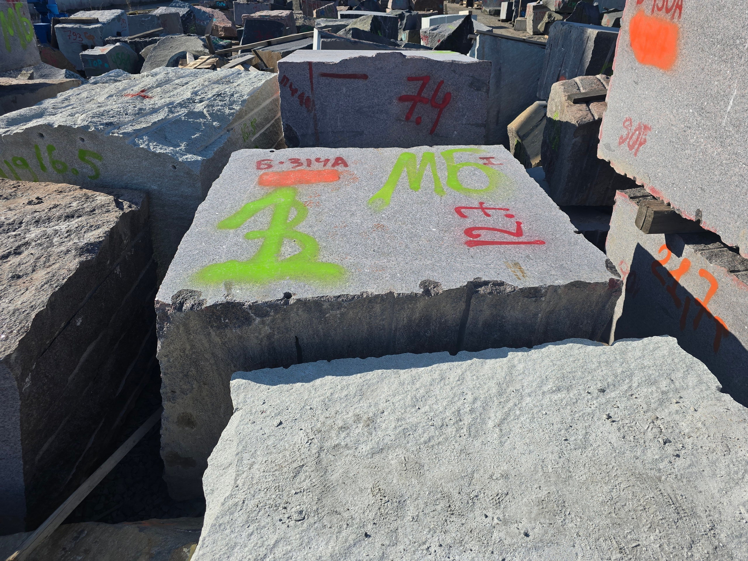 Петрозаводск. МБ Байковы. Гранит и камень из сердца Карелии