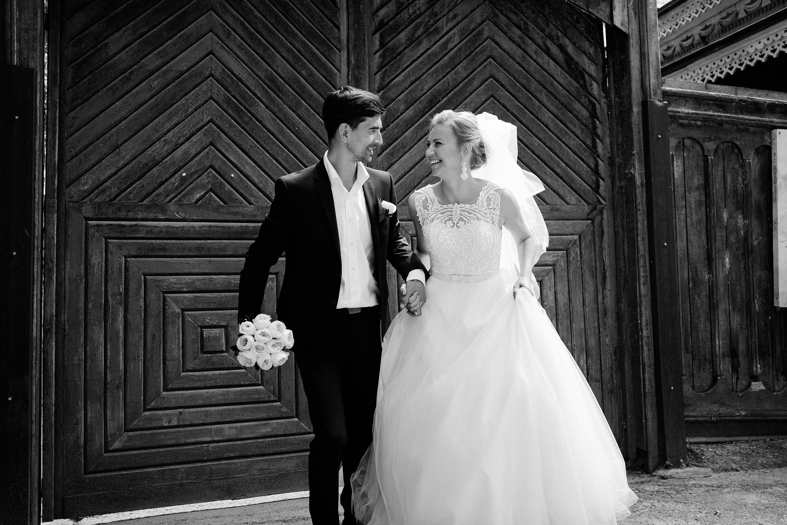 Свадебная фотосессия: прогулка жениха и невесты